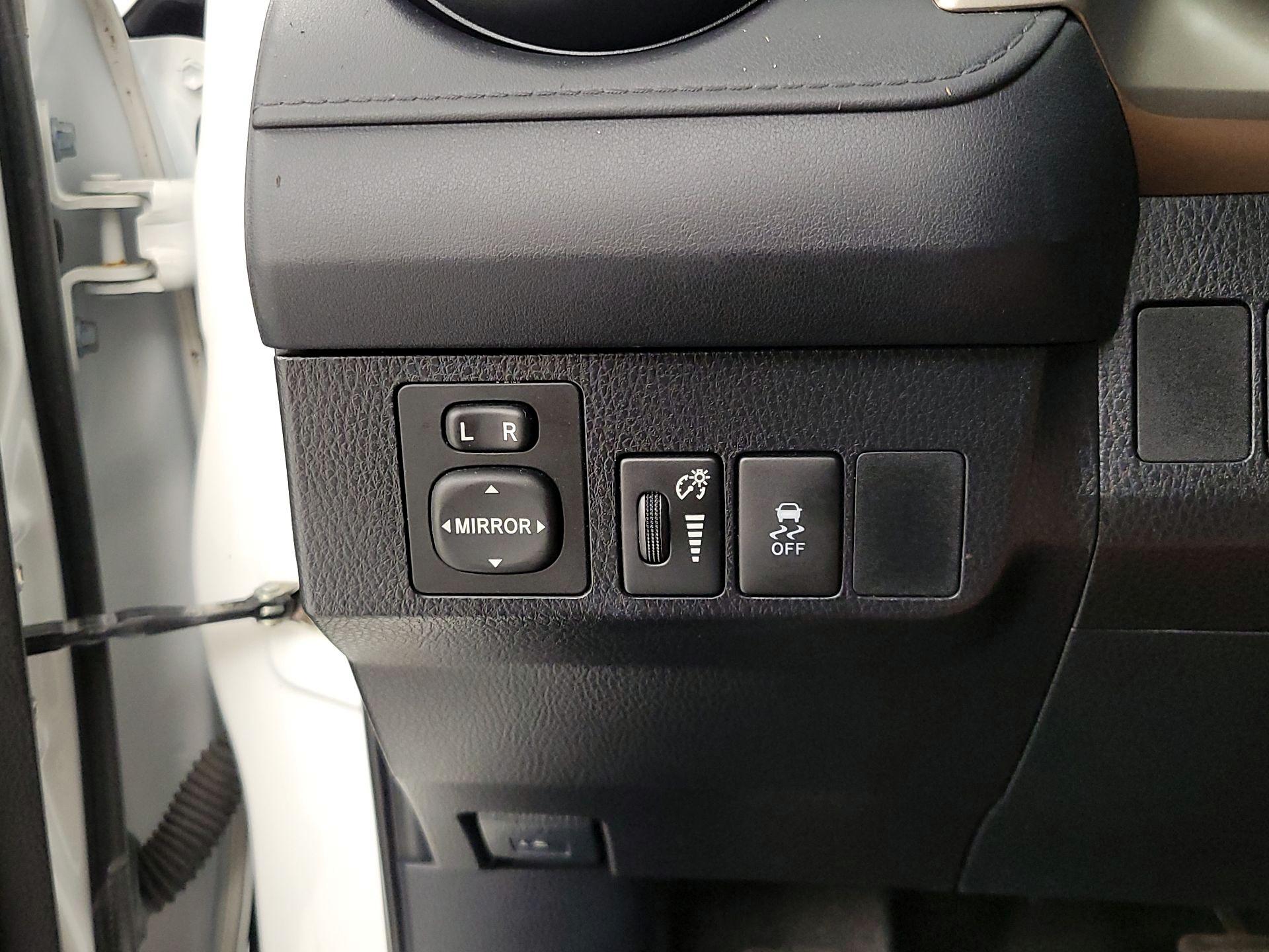 Thumbnail: 2015 Toyota RAV4 - 13