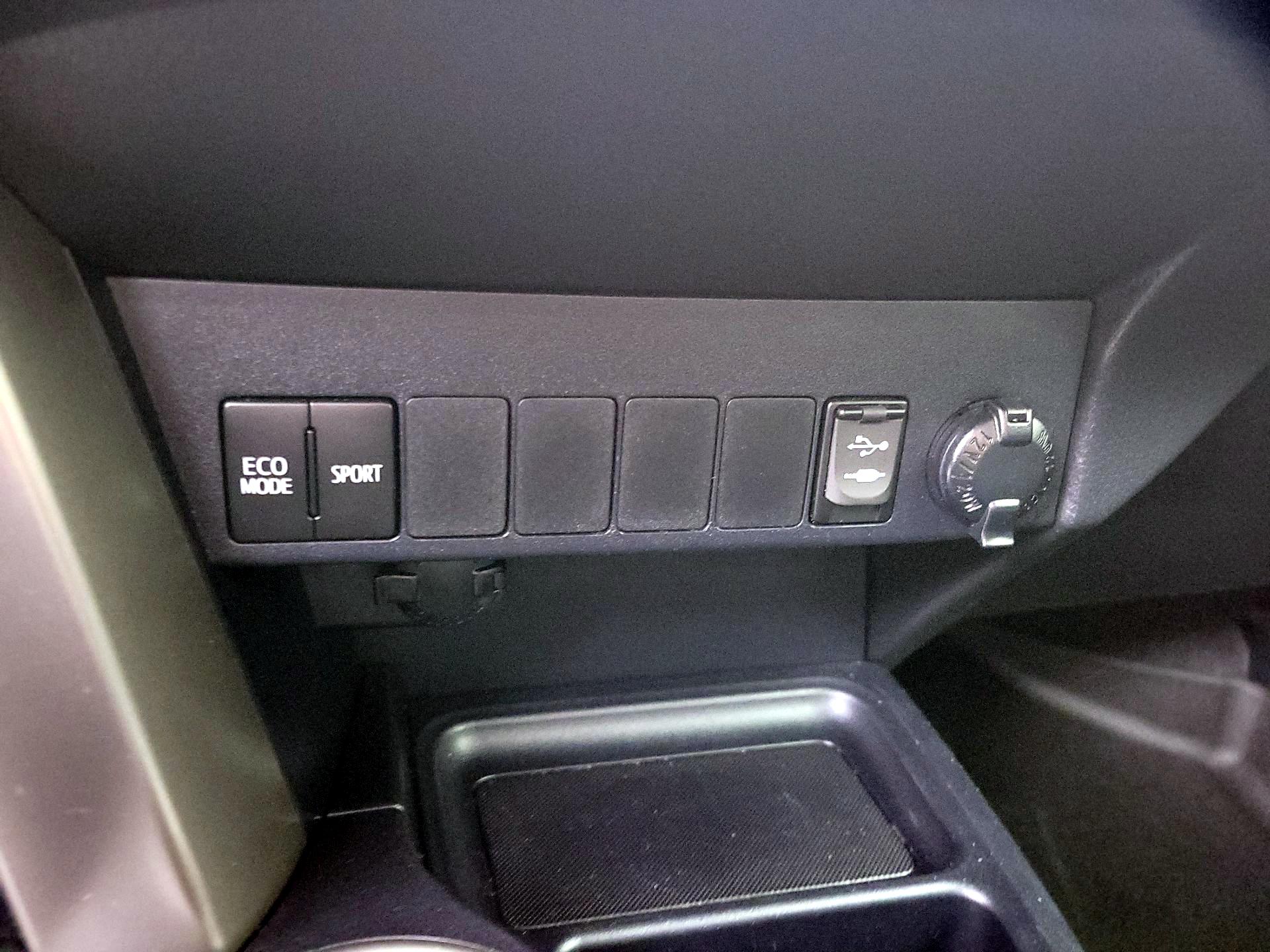 Thumbnail: 2015 Toyota RAV4 - 18