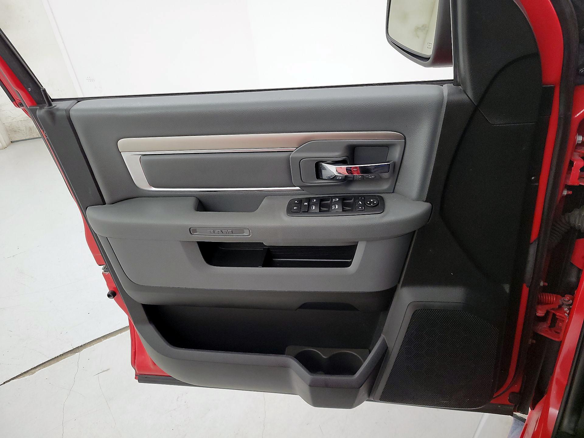 Thumbnail: 2020 RAM 1500 Classic - 12