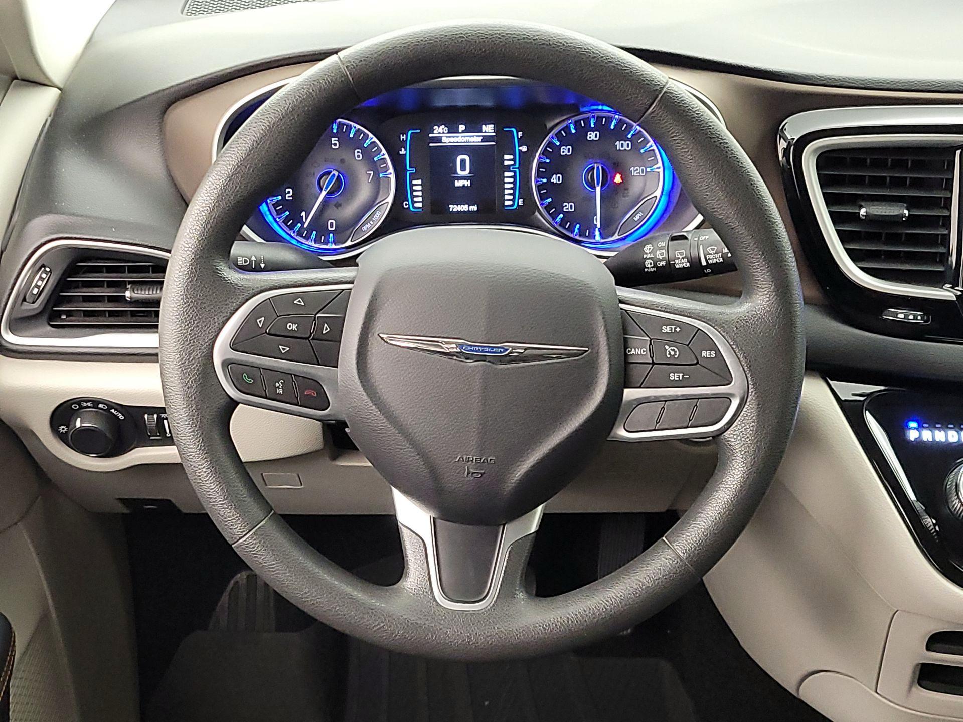 Thumbnail: 2017 Chrysler Pacifica - 10