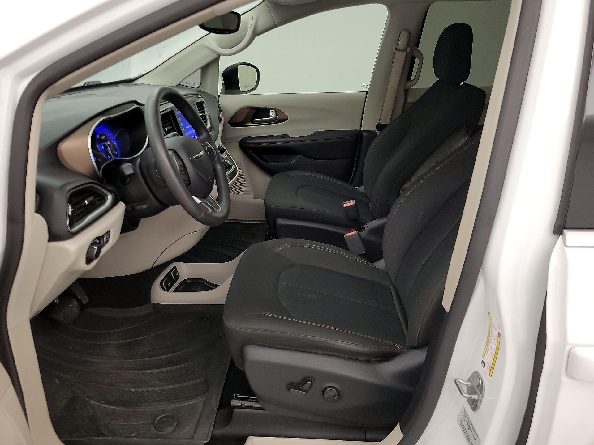 Thumbnail: 2017 Chrysler Pacifica - 11