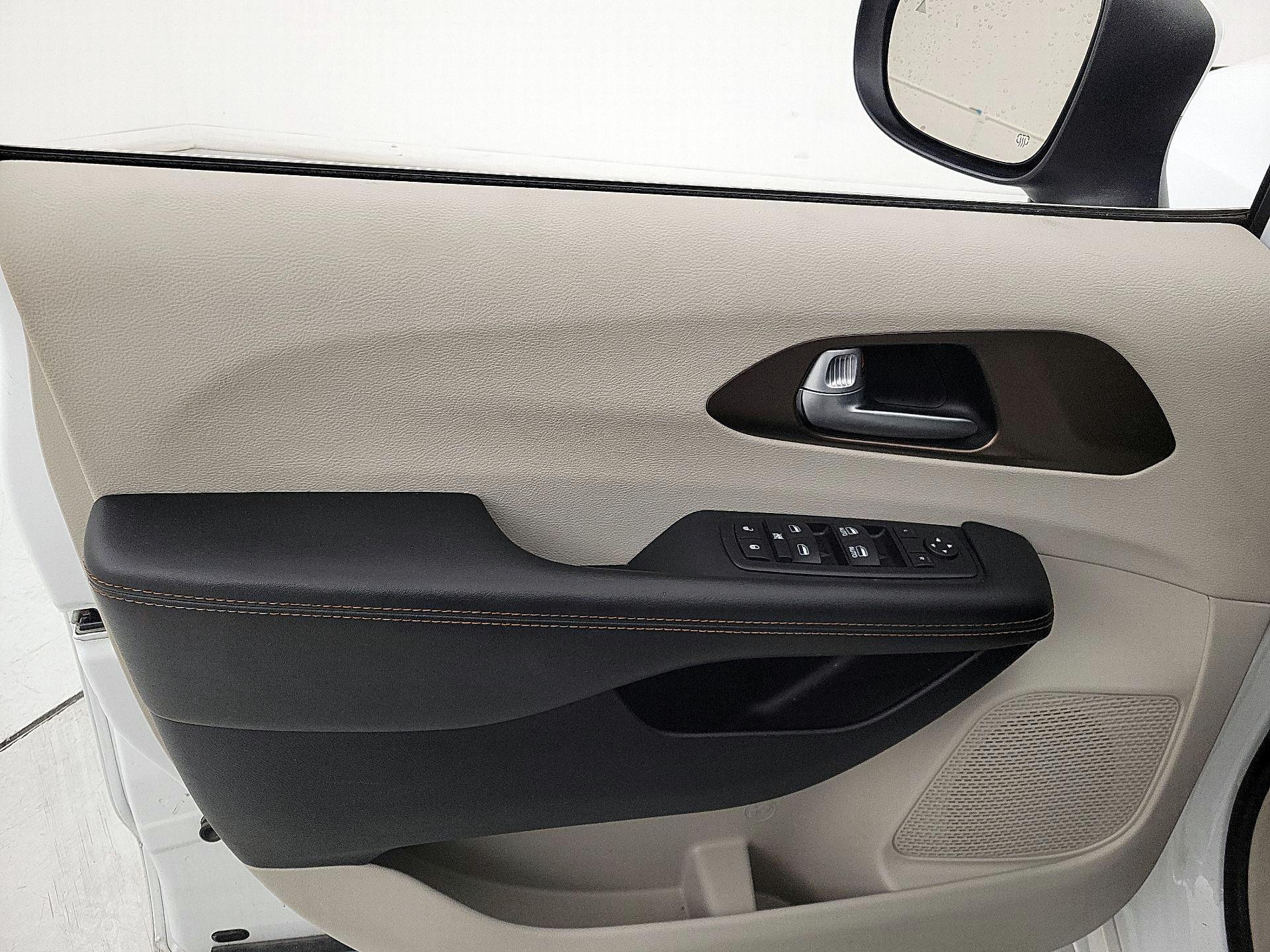 Thumbnail: 2017 Chrysler Pacifica - 12