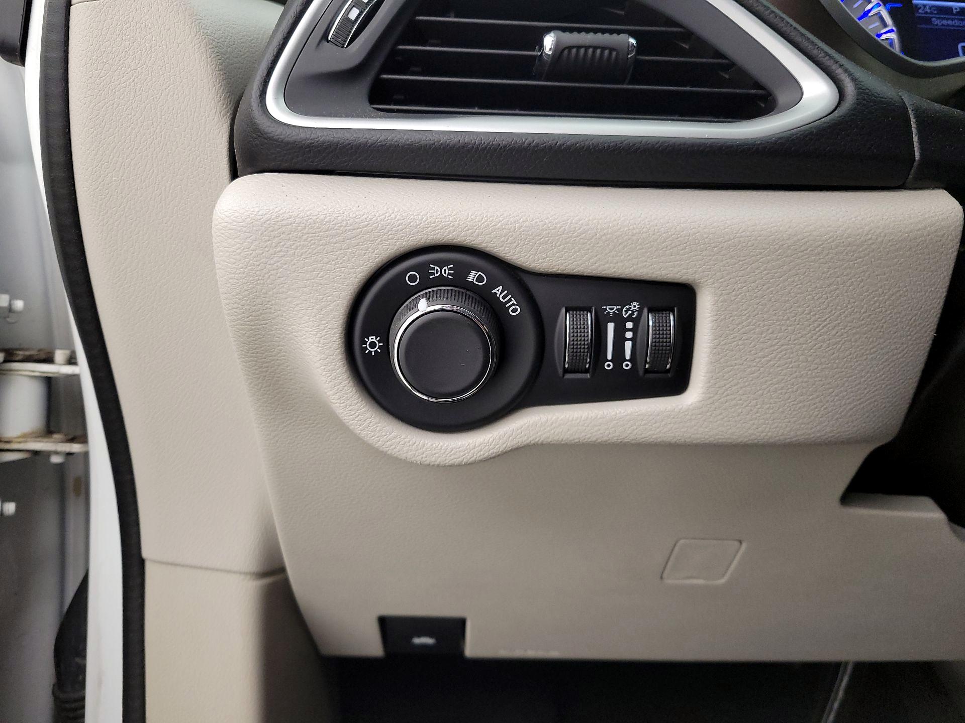 Thumbnail: 2017 Chrysler Pacifica - 13