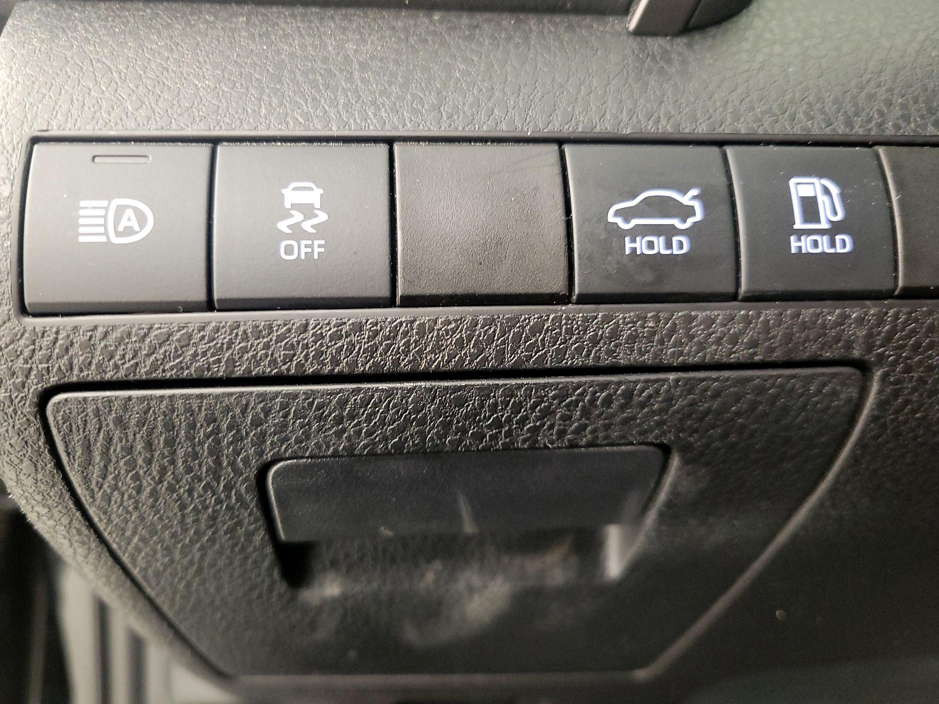 Thumbnail: 2021 Toyota Camry - 13