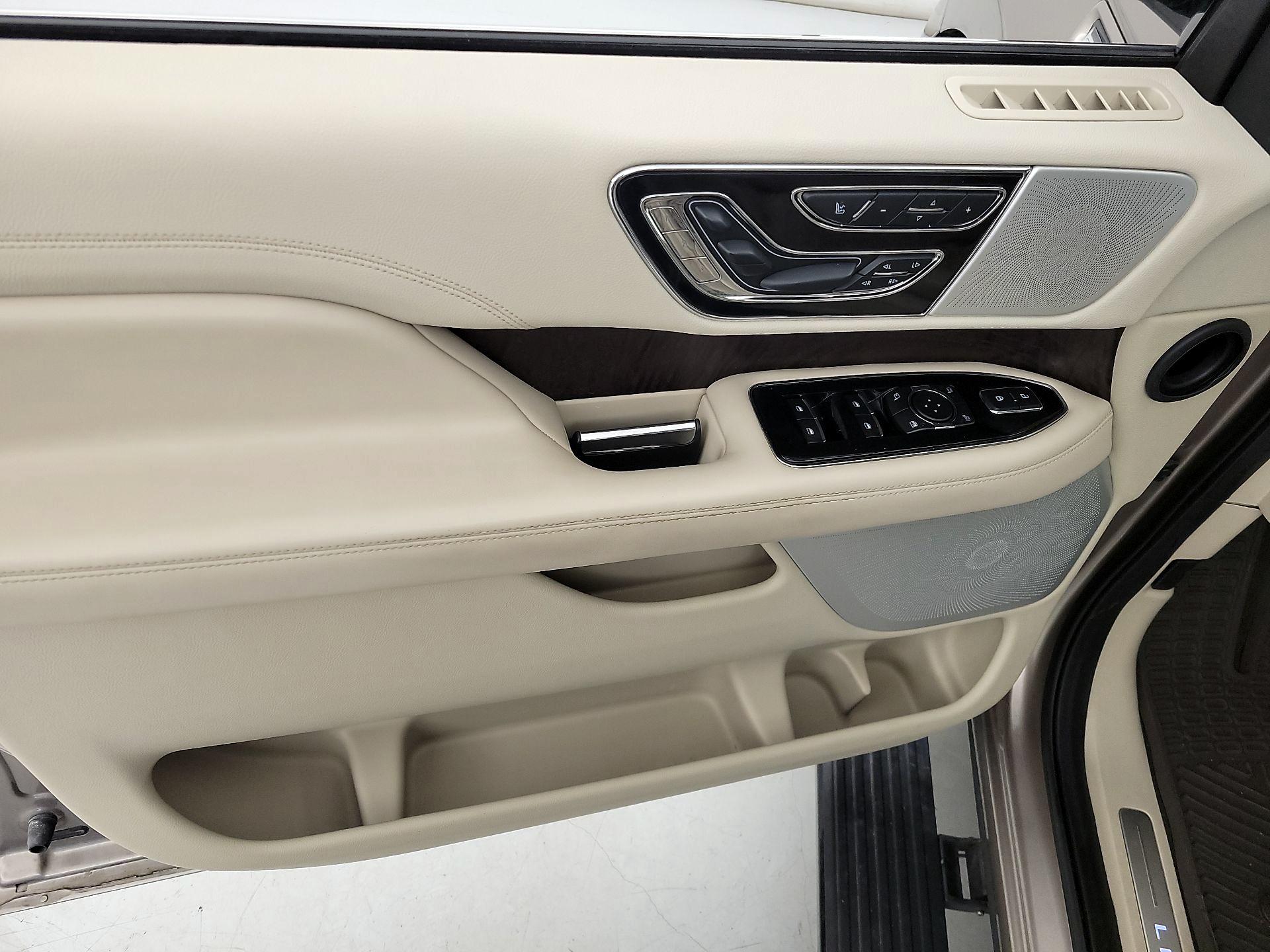 Thumbnail: 2019 Lincoln Navigator L - 12