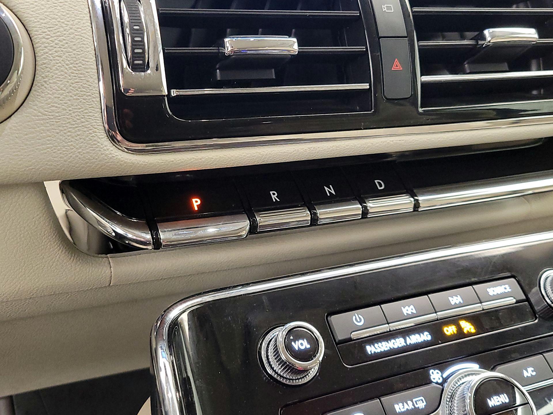 Thumbnail: 2019 Lincoln Navigator L - 18