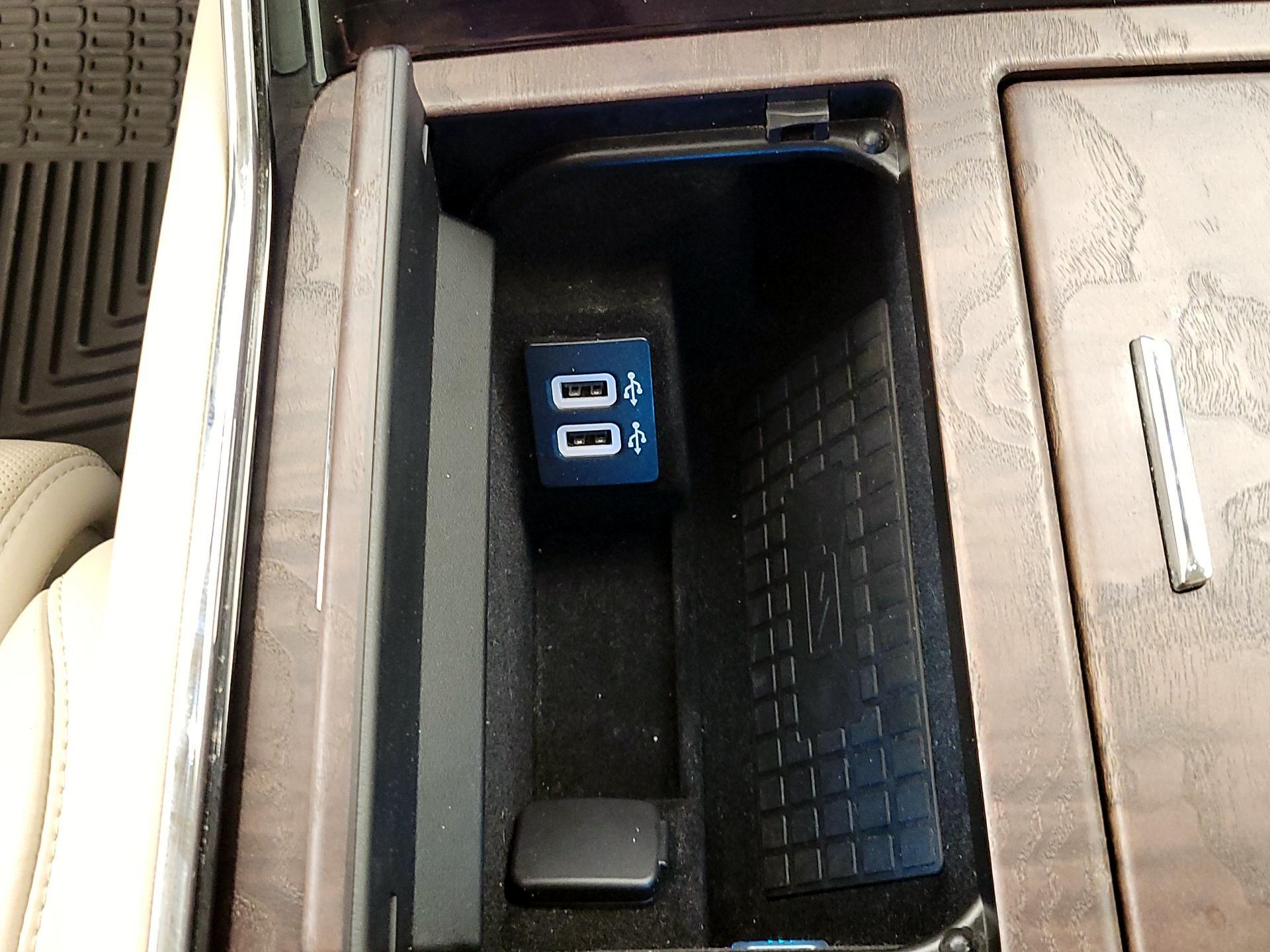 Thumbnail: 2019 Lincoln Navigator L - 19