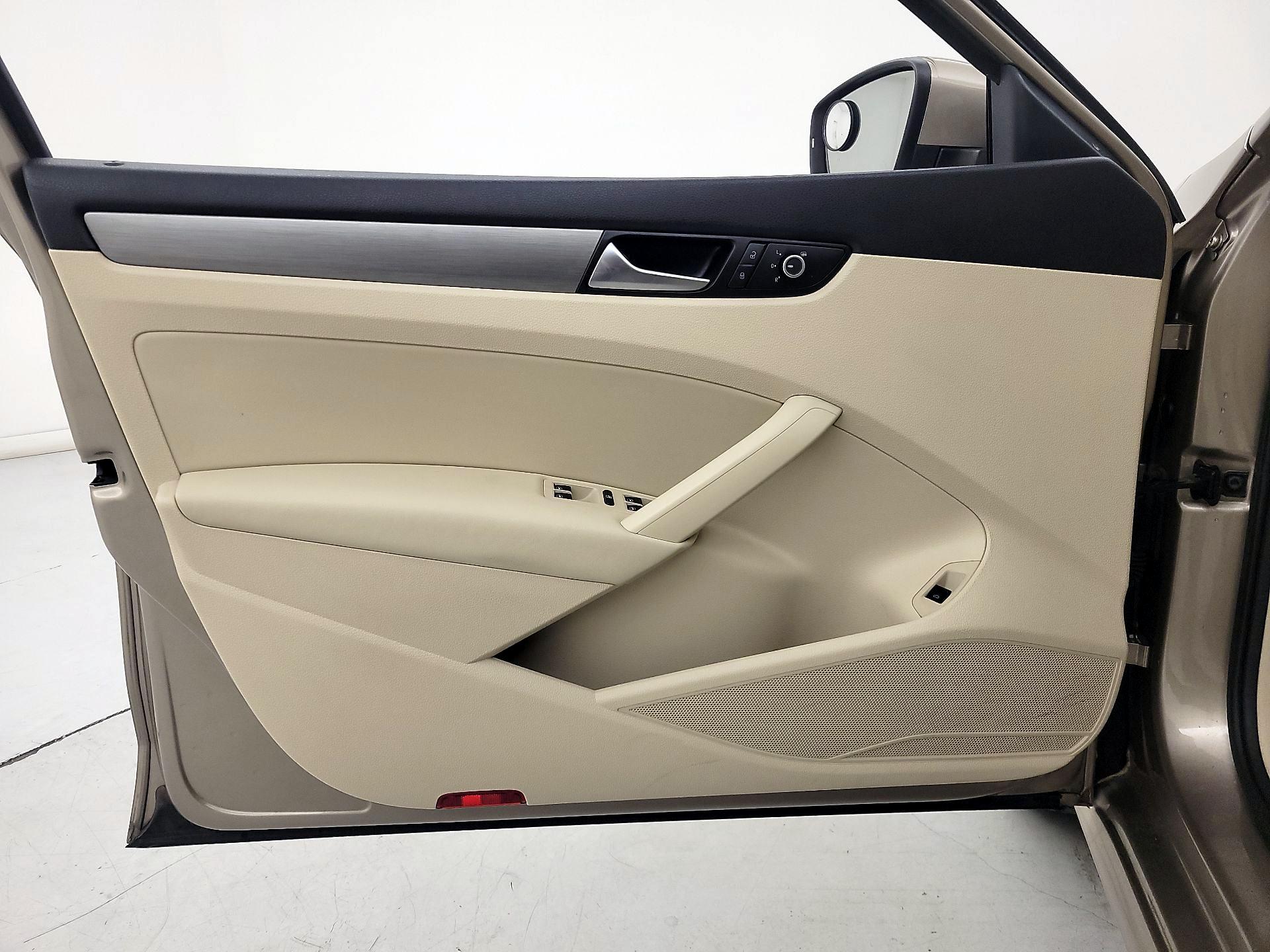 Thumbnail: 2015 Volkswagen Passat - 12