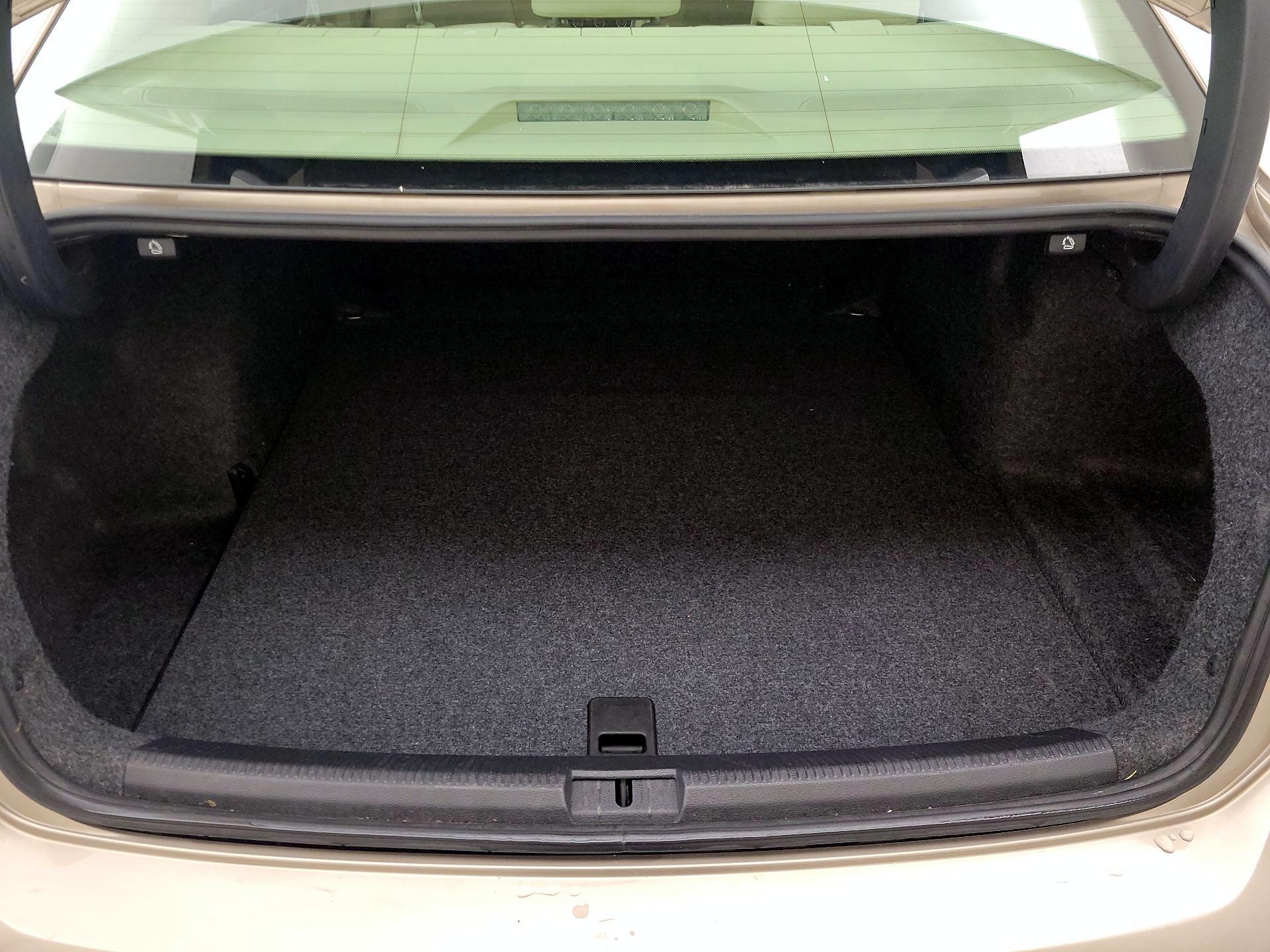 Thumbnail: 2015 Volkswagen Passat - 20