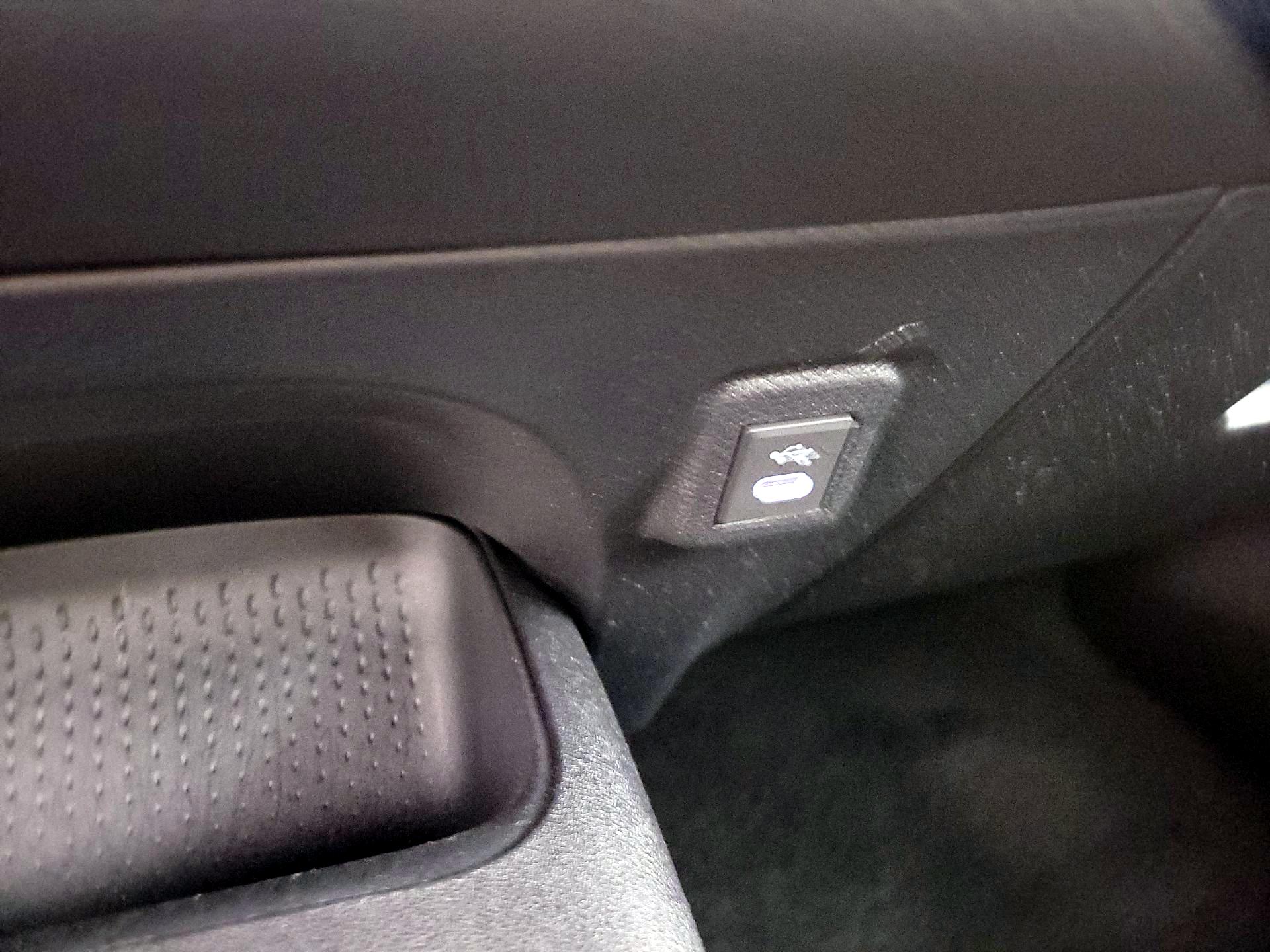 Thumbnail: 2025 Toyota Corolla - 18