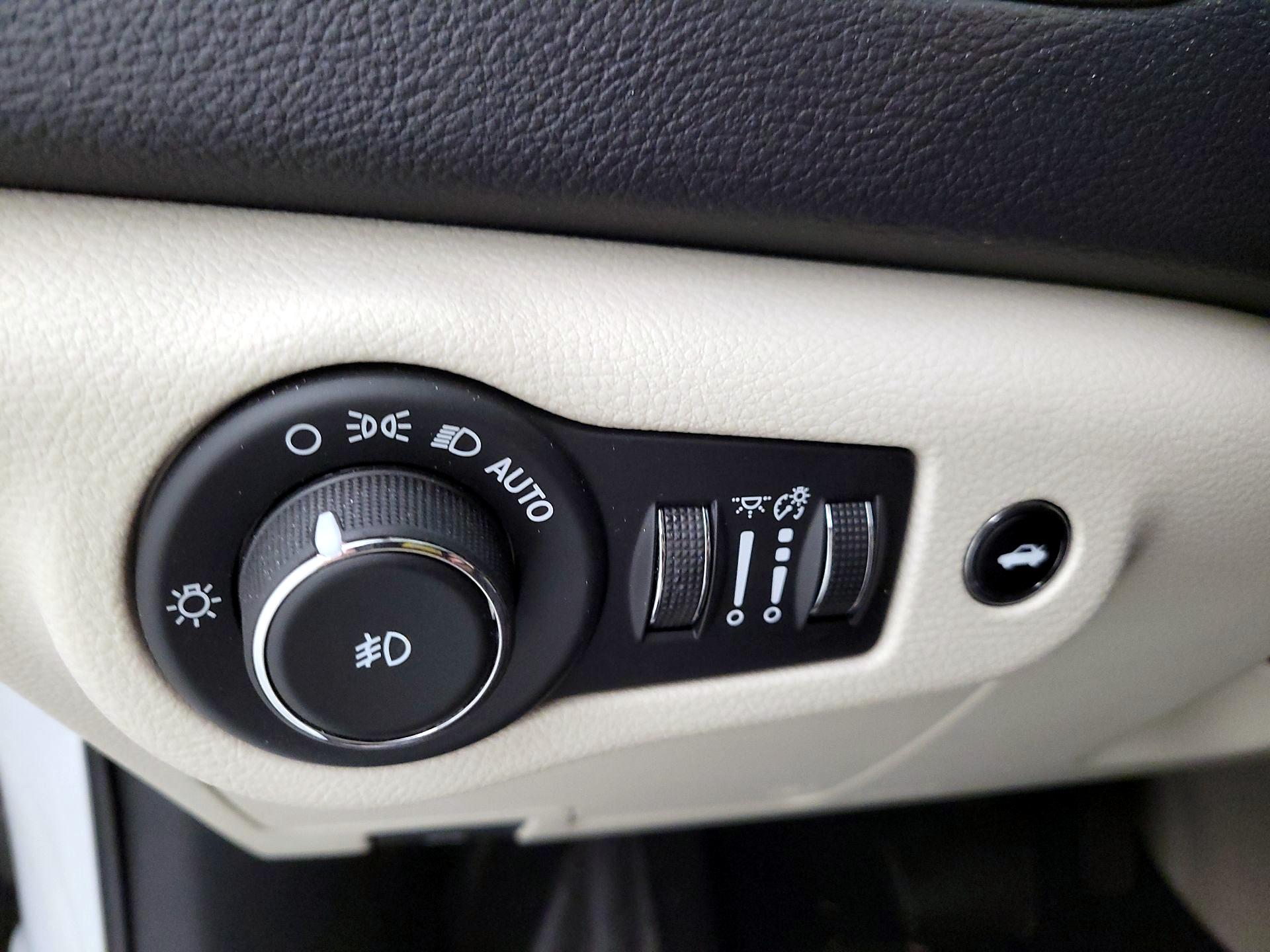 Thumbnail: 2015 Chrysler 200 - 13