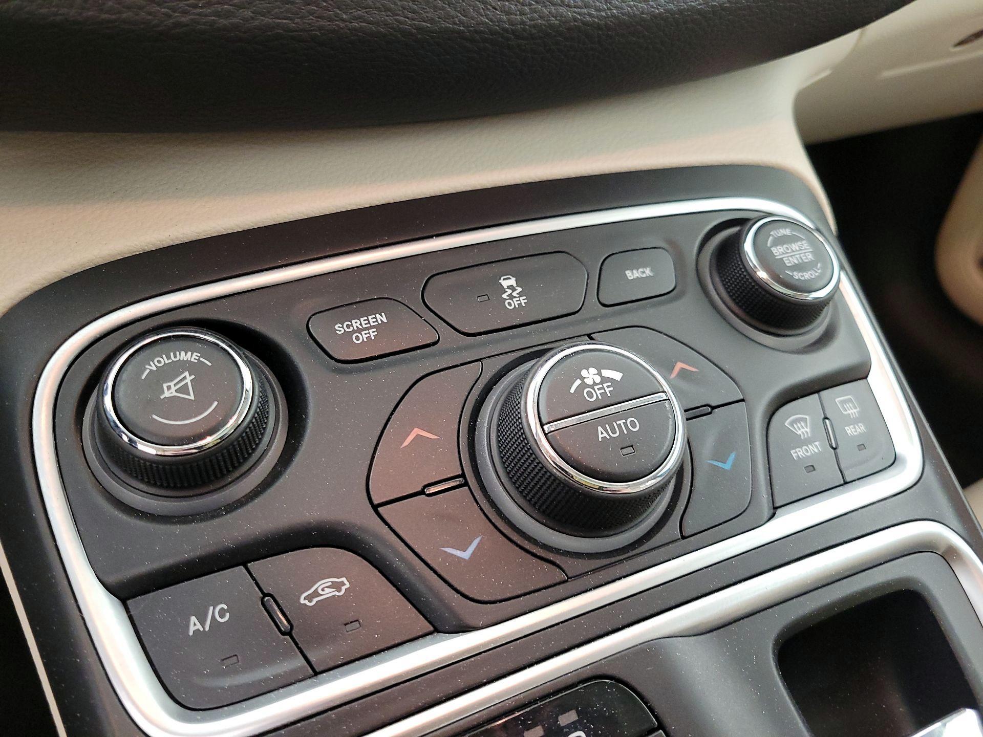 Thumbnail: 2015 Chrysler 200 - 17