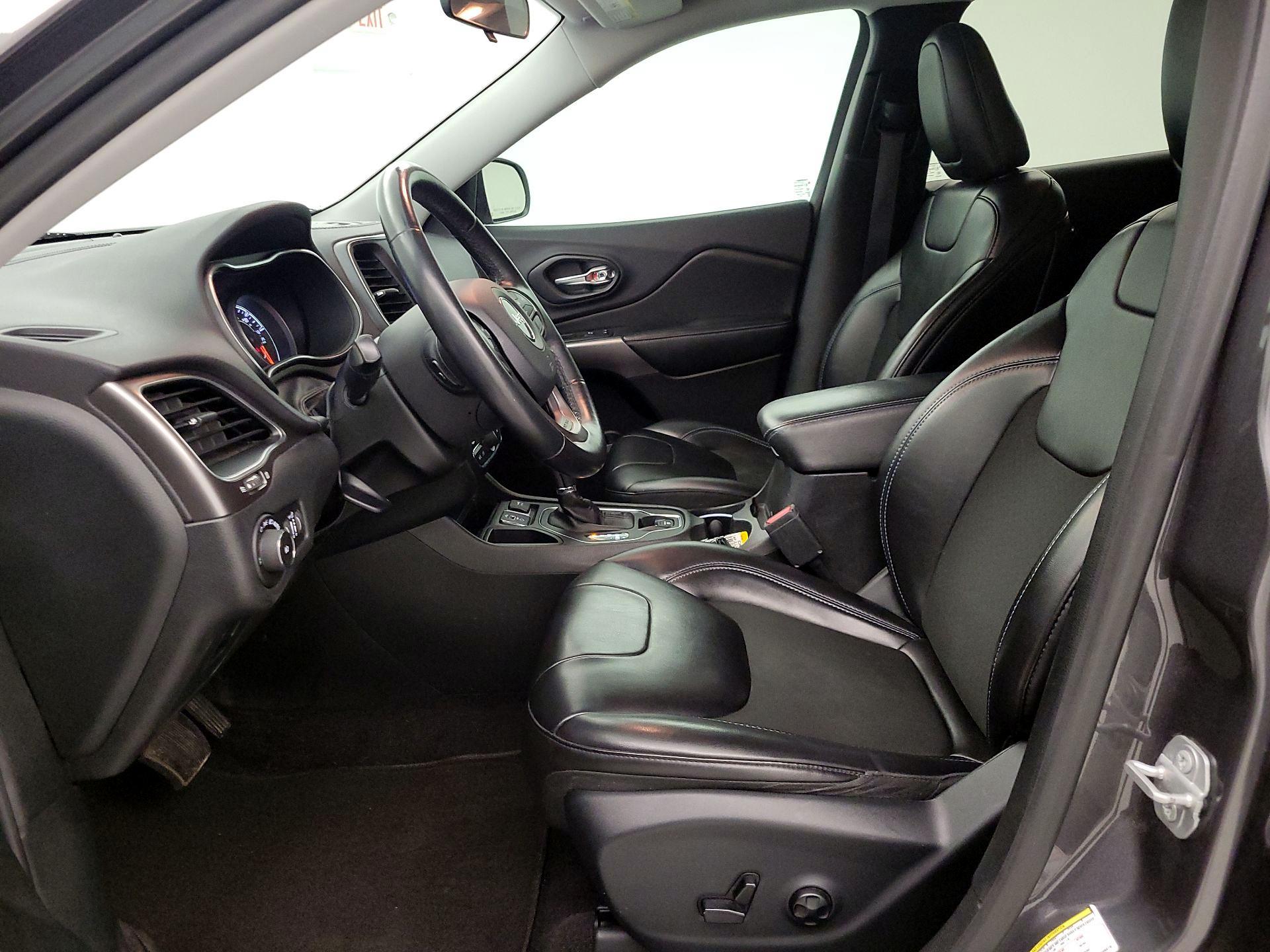 Thumbnail: 2019 Jeep Cherokee - 11