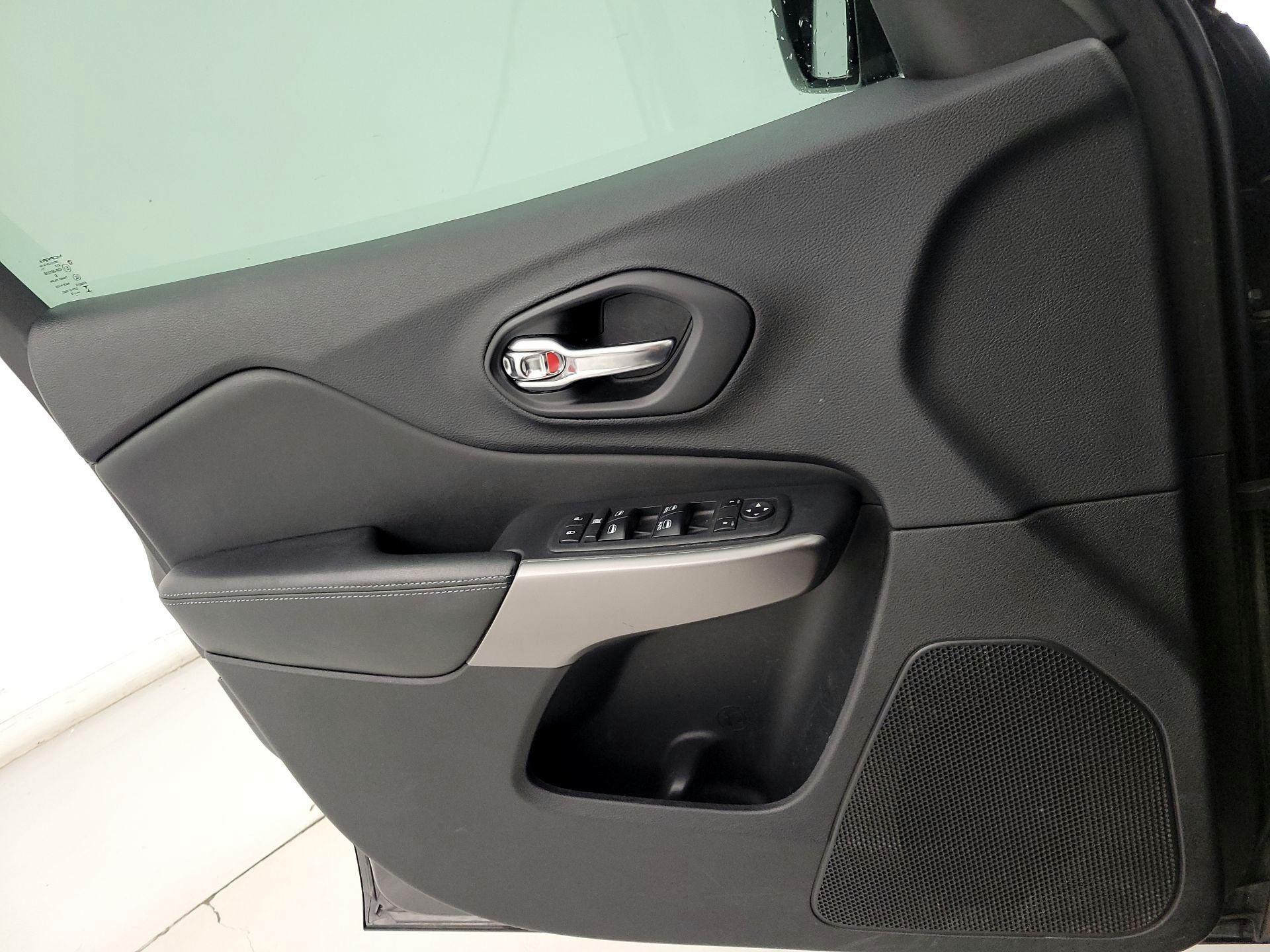 Thumbnail: 2019 Jeep Cherokee - 12