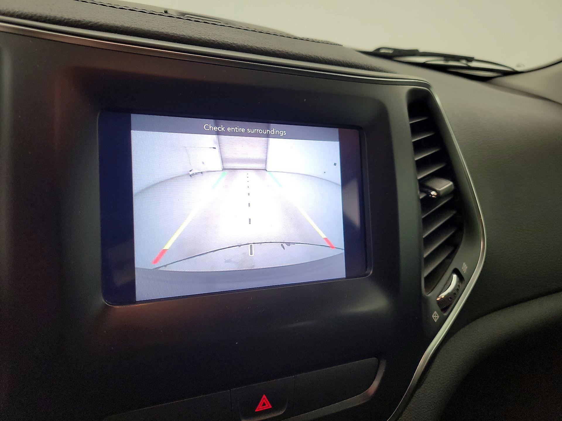 Thumbnail: 2019 Jeep Cherokee - 14