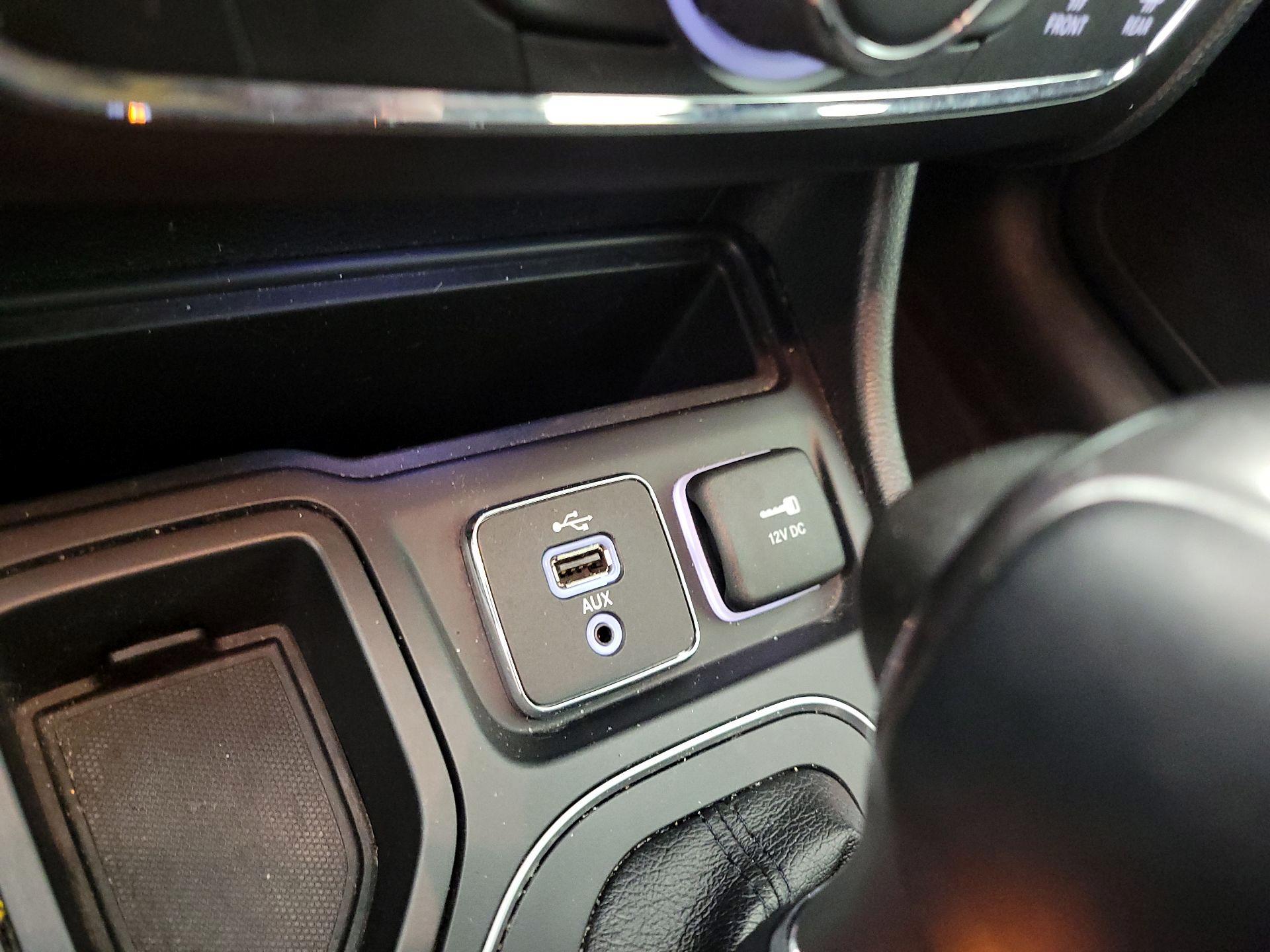 Thumbnail: 2019 Jeep Cherokee - 18