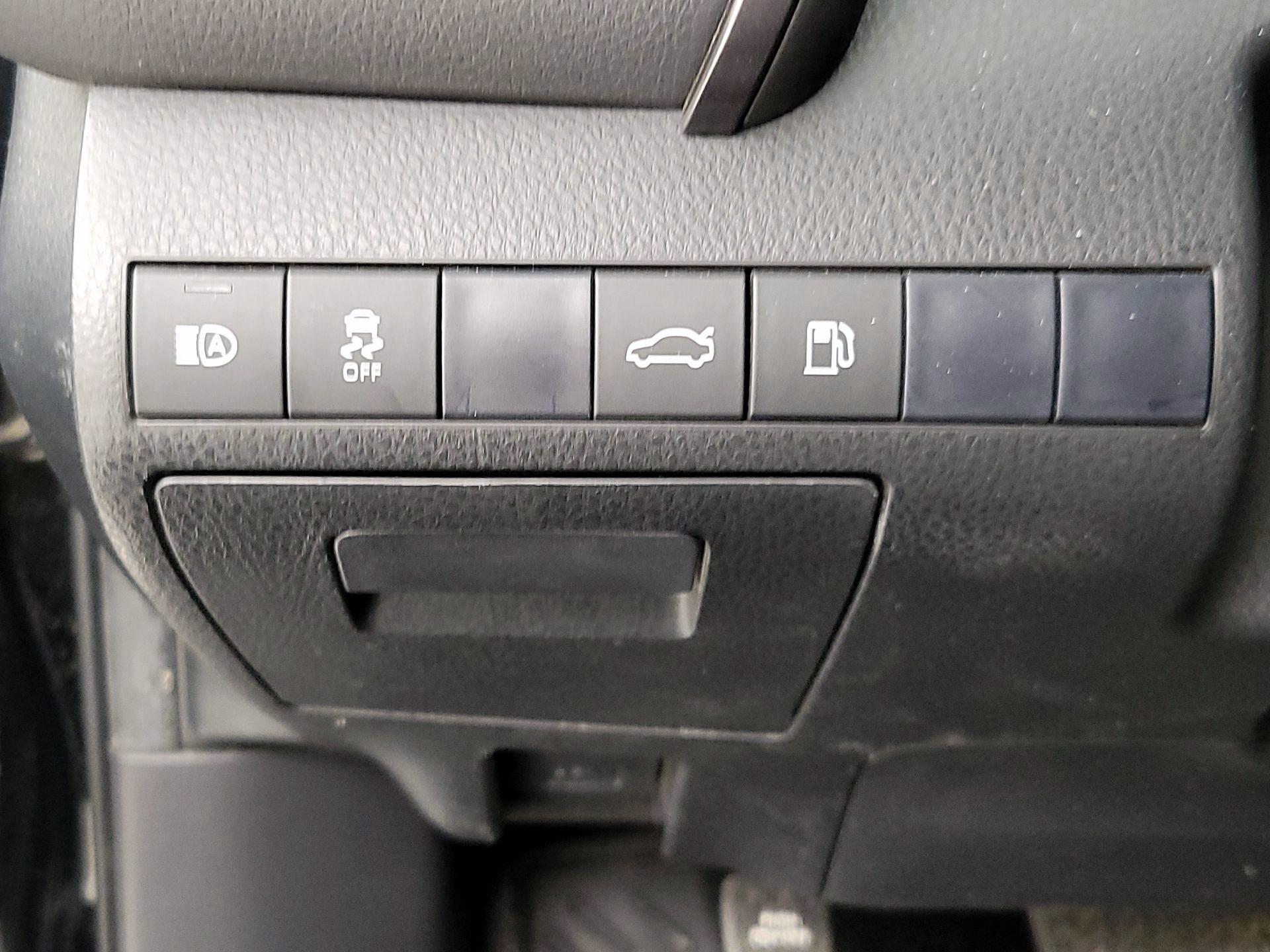 Thumbnail: 2018 Toyota Camry - 13