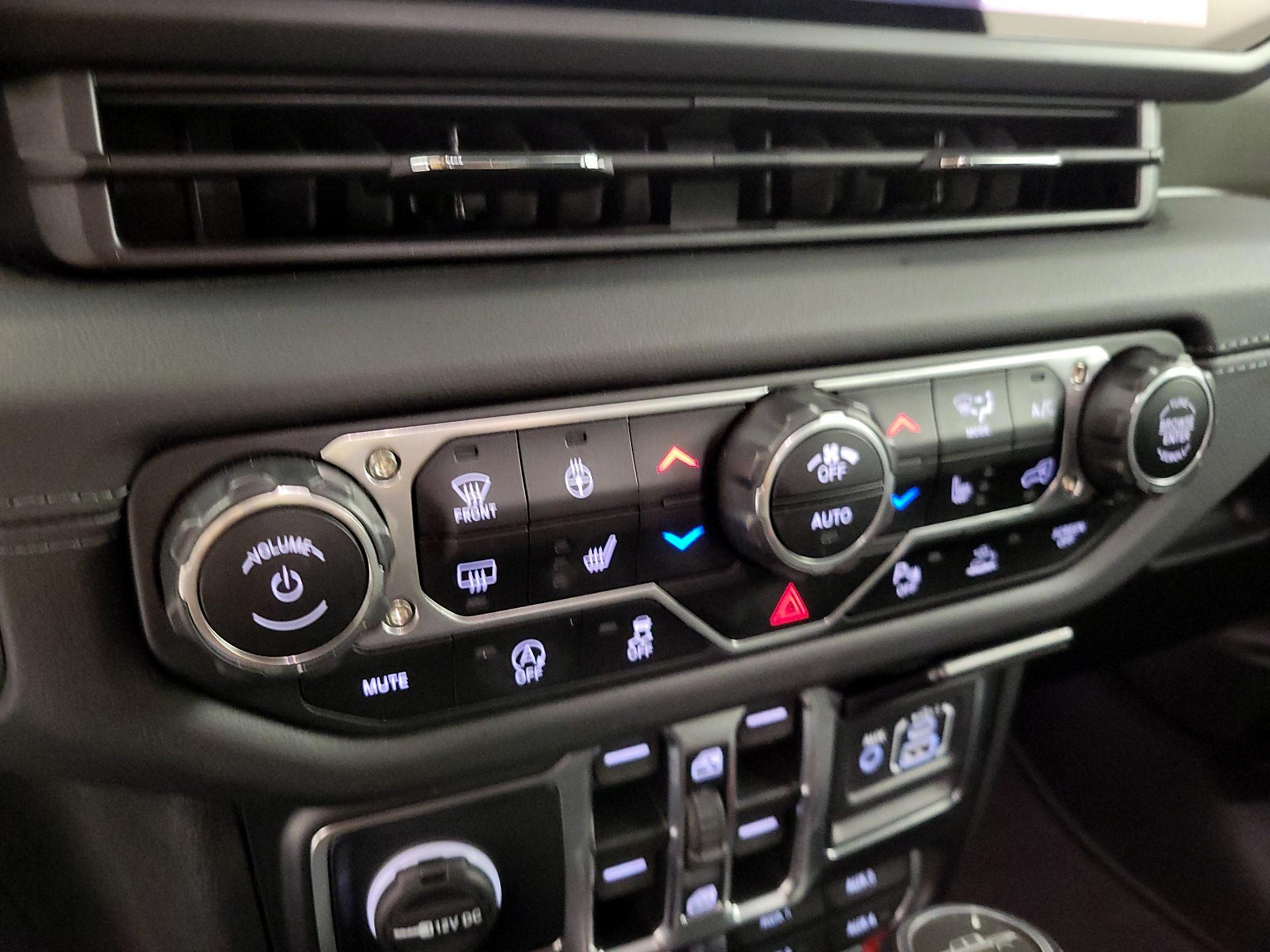 Thumbnail: 2024 Jeep Gladiator - 17