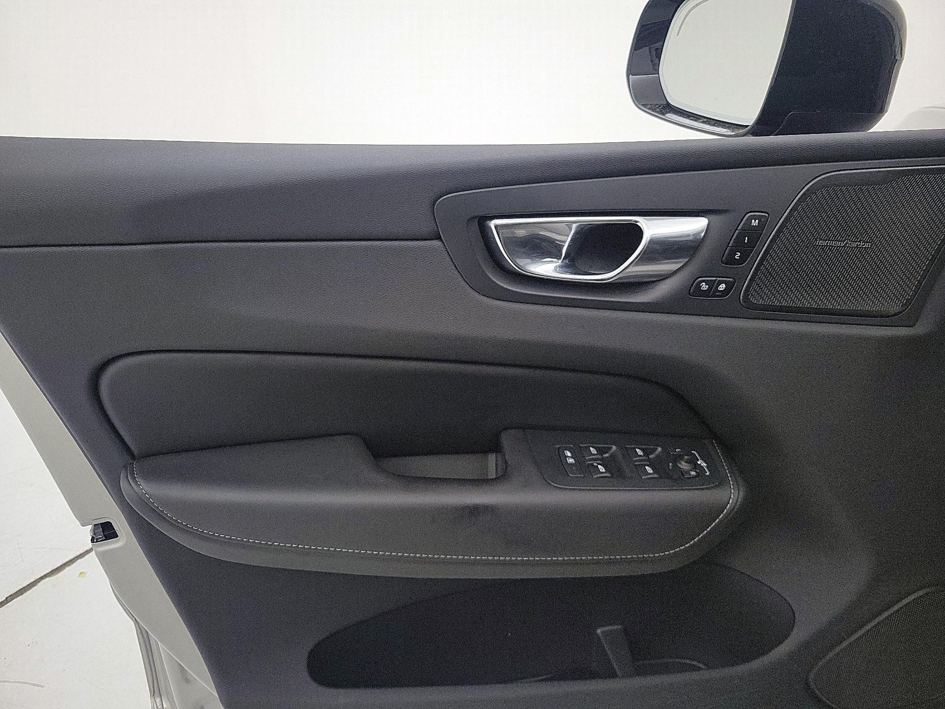 Thumbnail: 2025 Volvo XC60 - 12