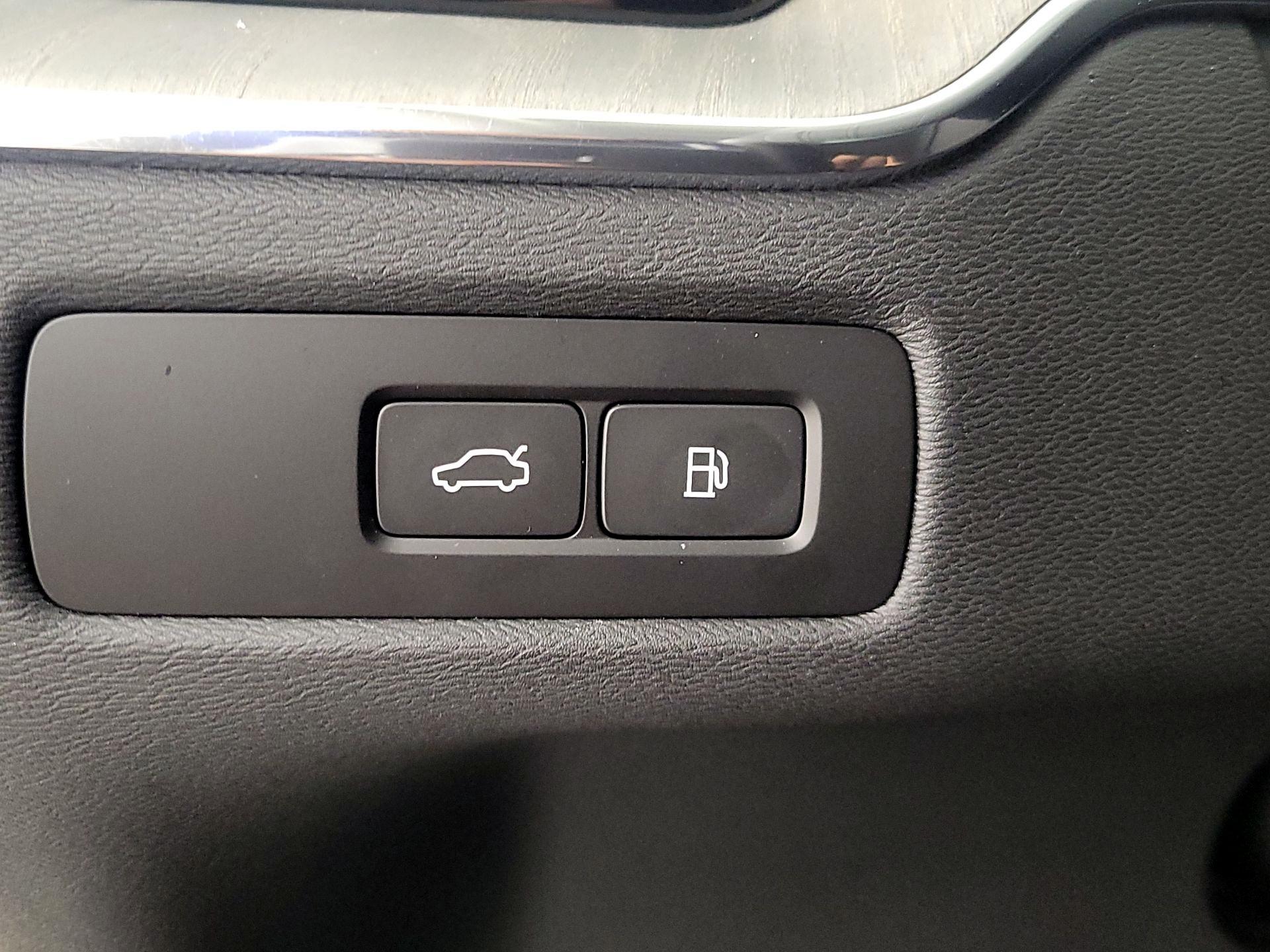 Thumbnail: 2025 Volvo XC60 - 13