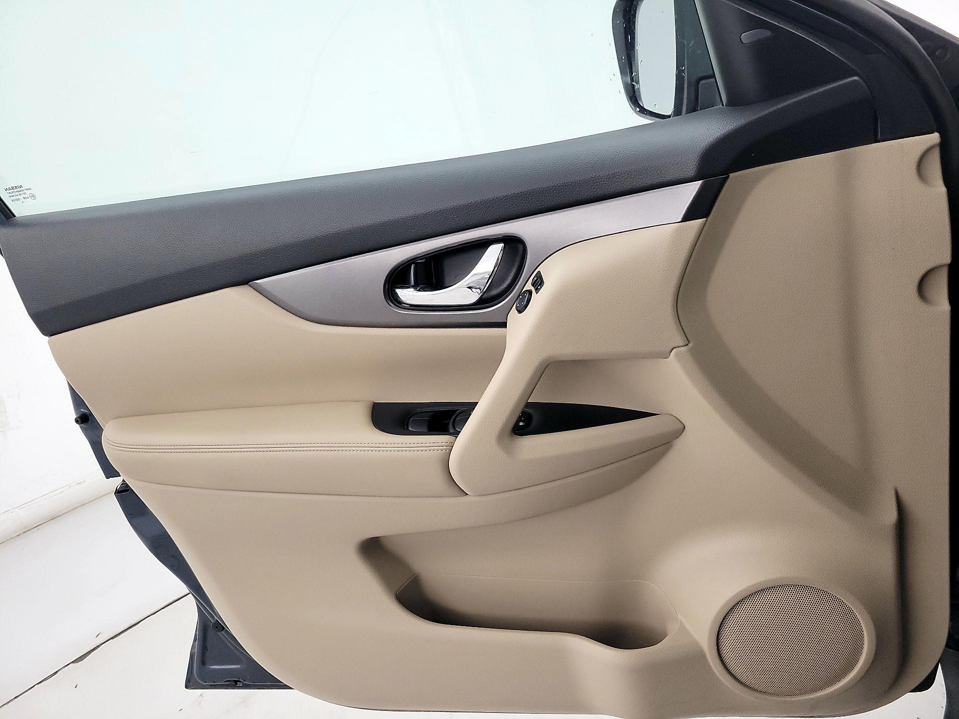 Thumbnail: 2016 Nissan Rogue - 12