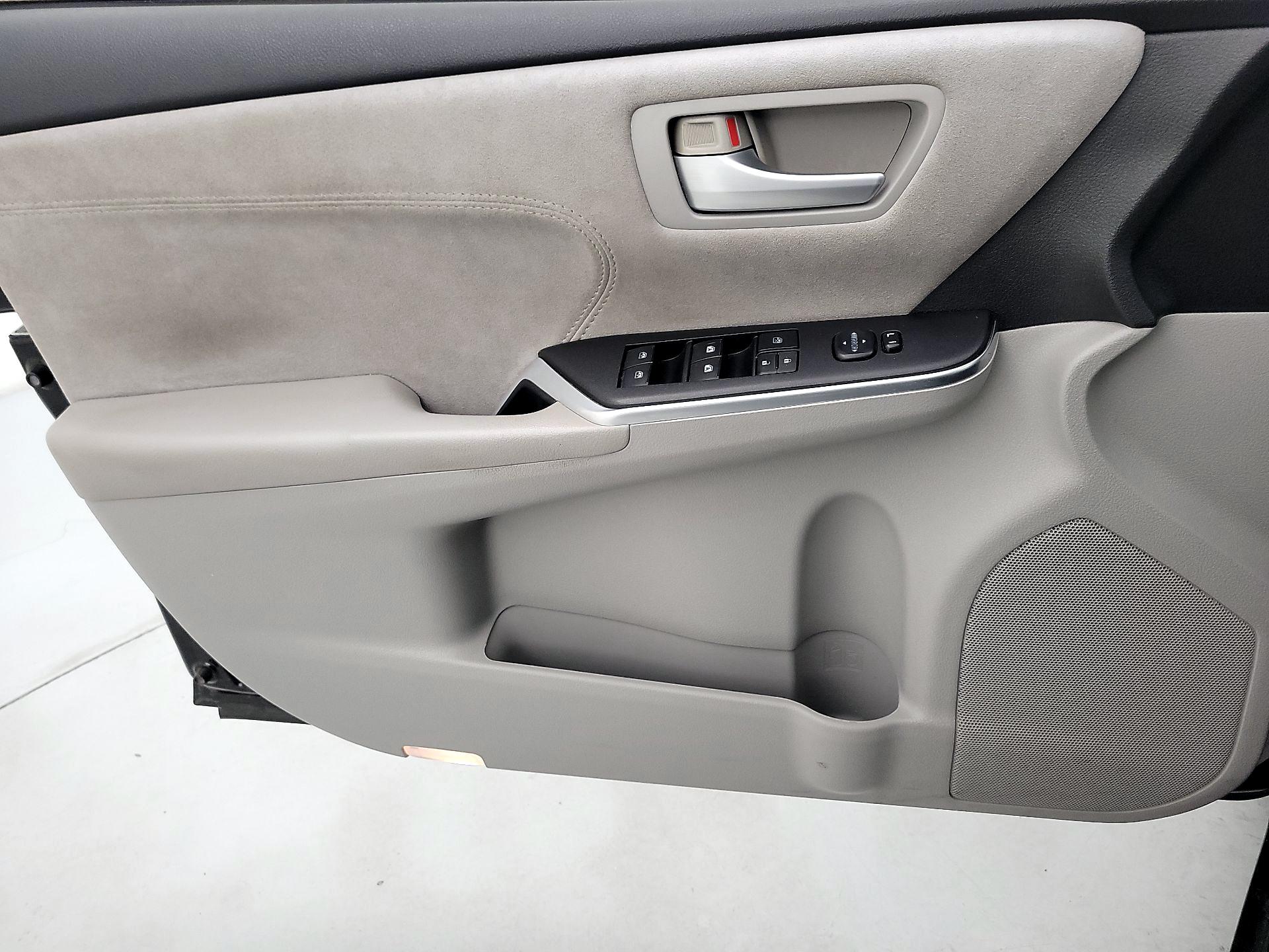Thumbnail: 2015 Toyota Camry - 12