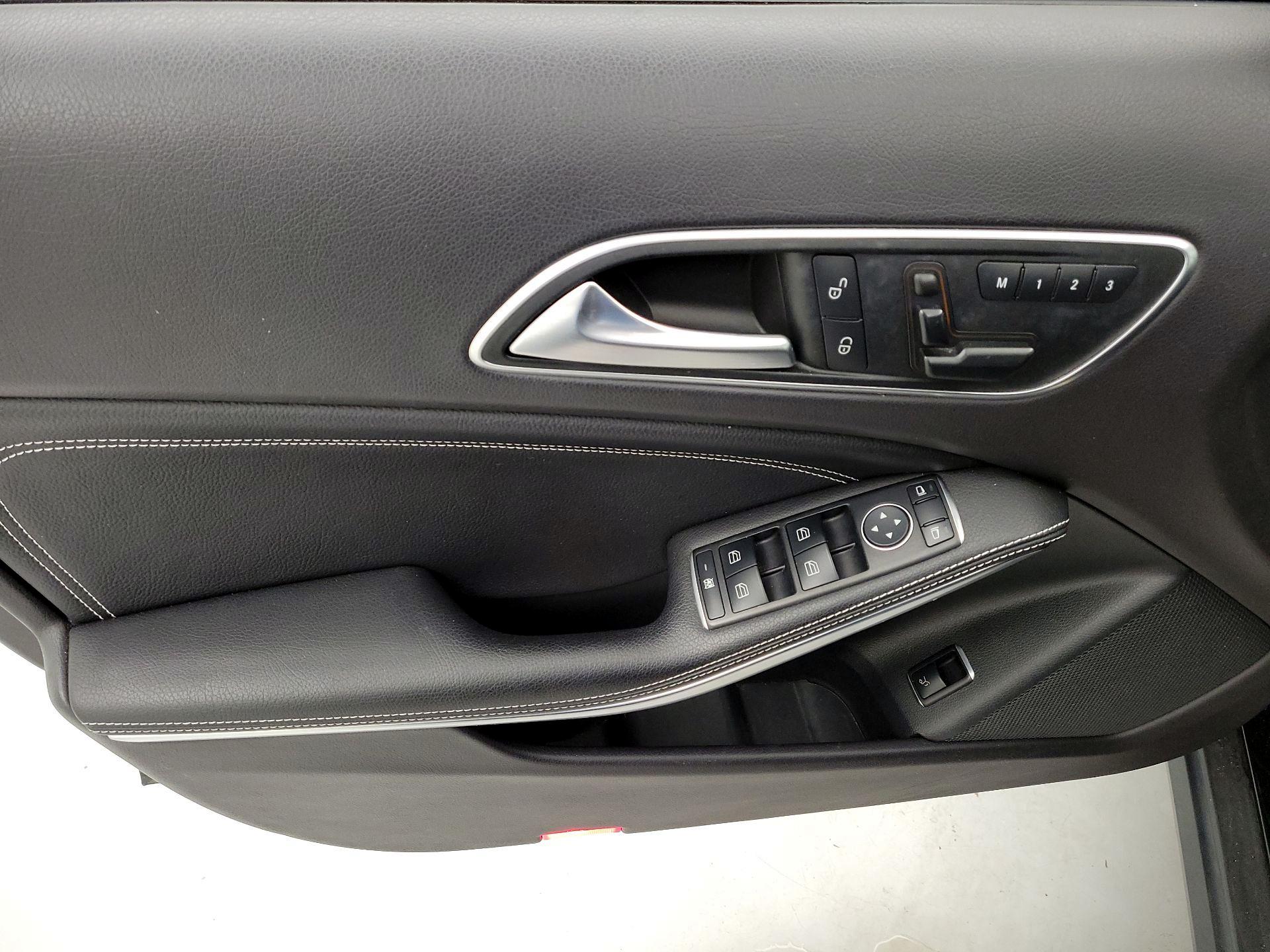 Thumbnail: 2016 Mercedes-Benz GLA - 12