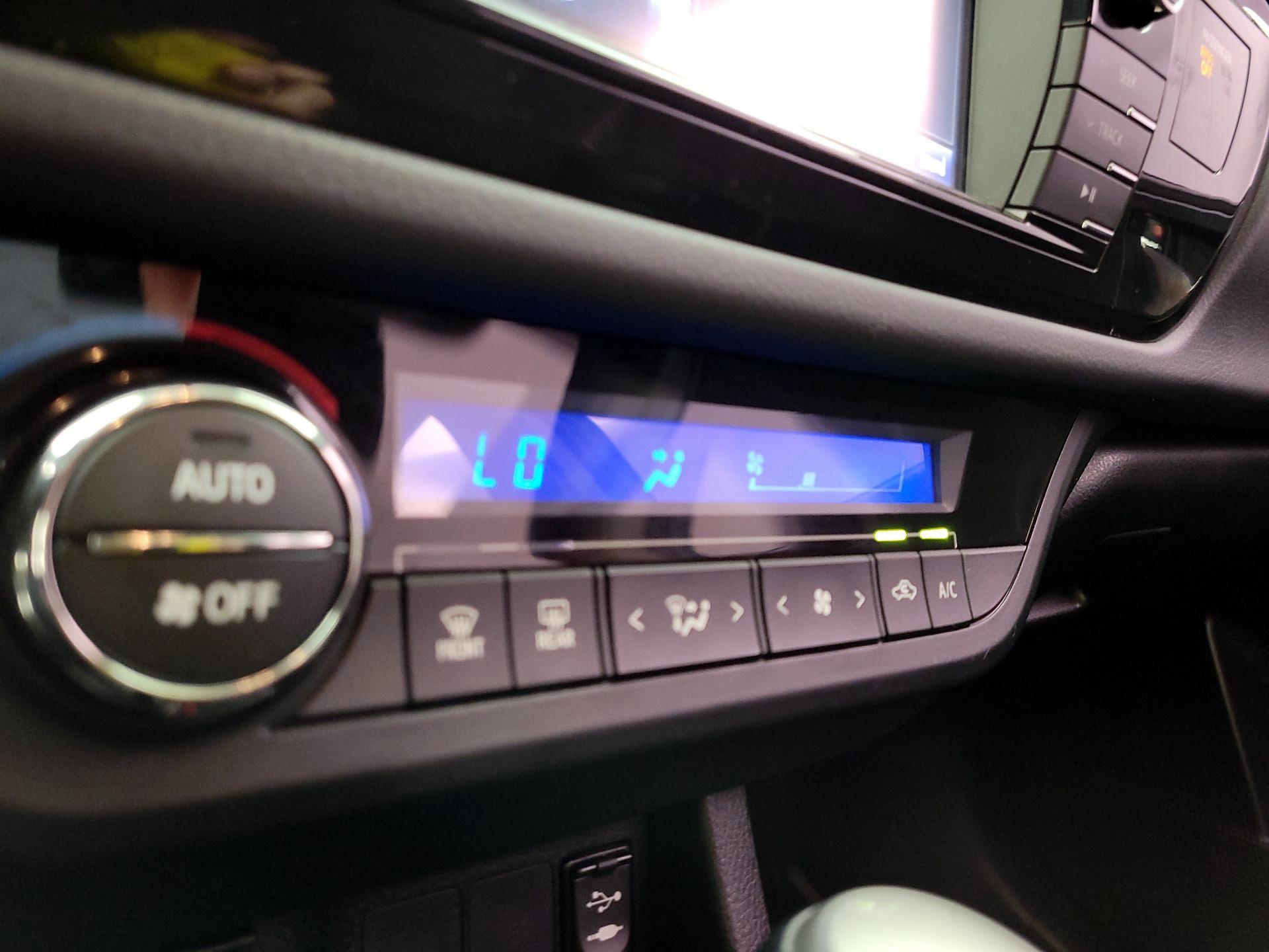 Thumbnail: 2015 Toyota Corolla - 16