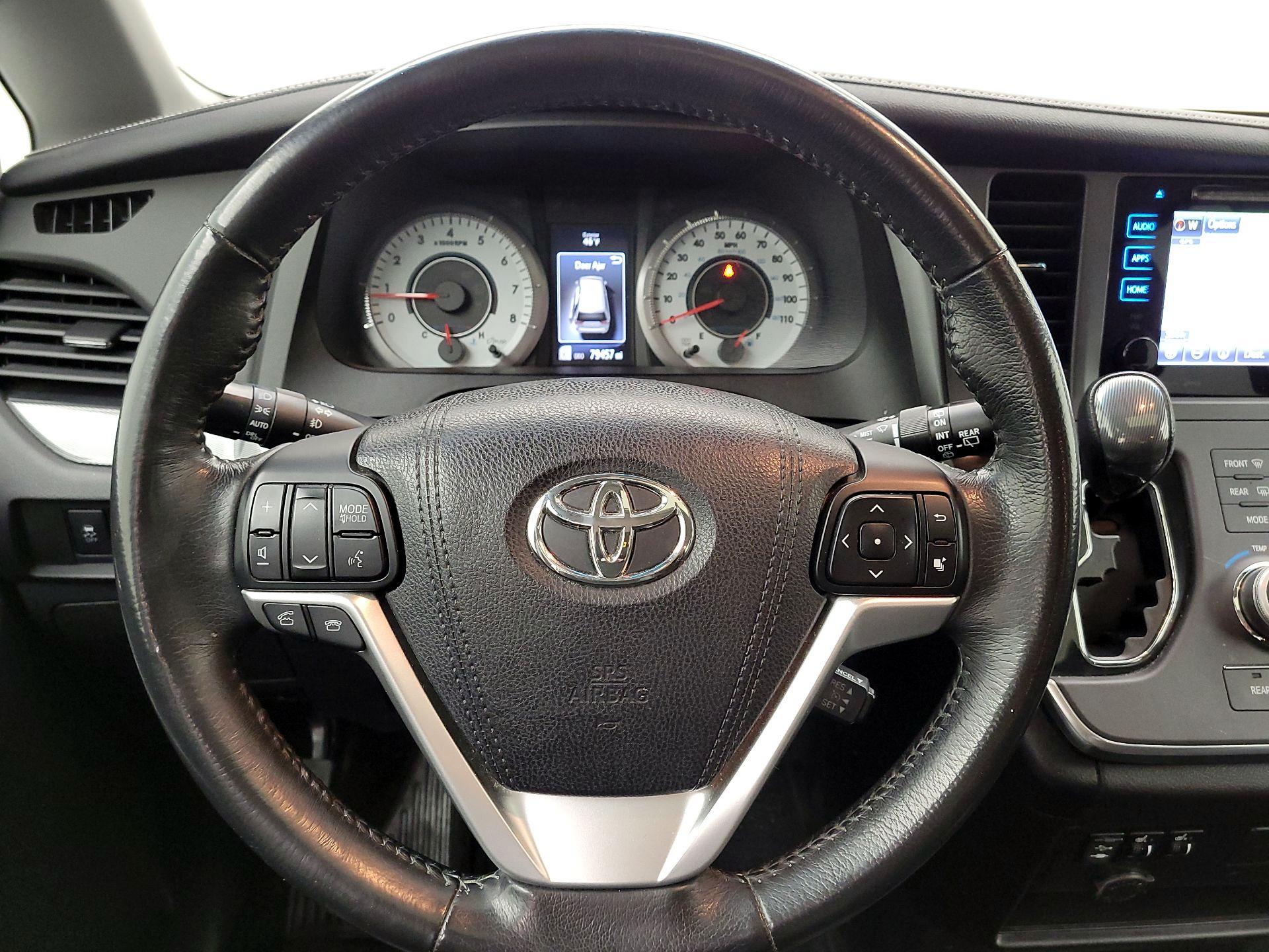 Thumbnail: 2017 Toyota Sienna - 10