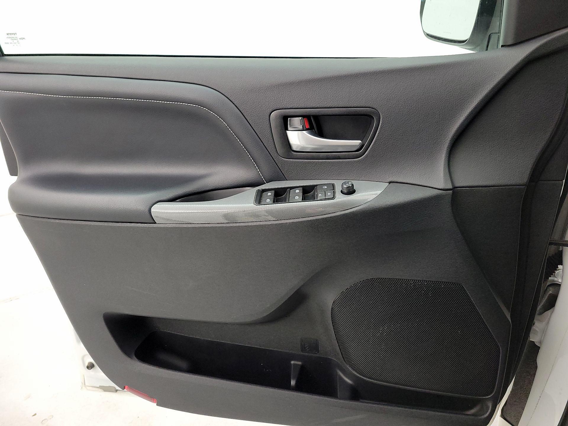 Thumbnail: 2017 Toyota Sienna - 12