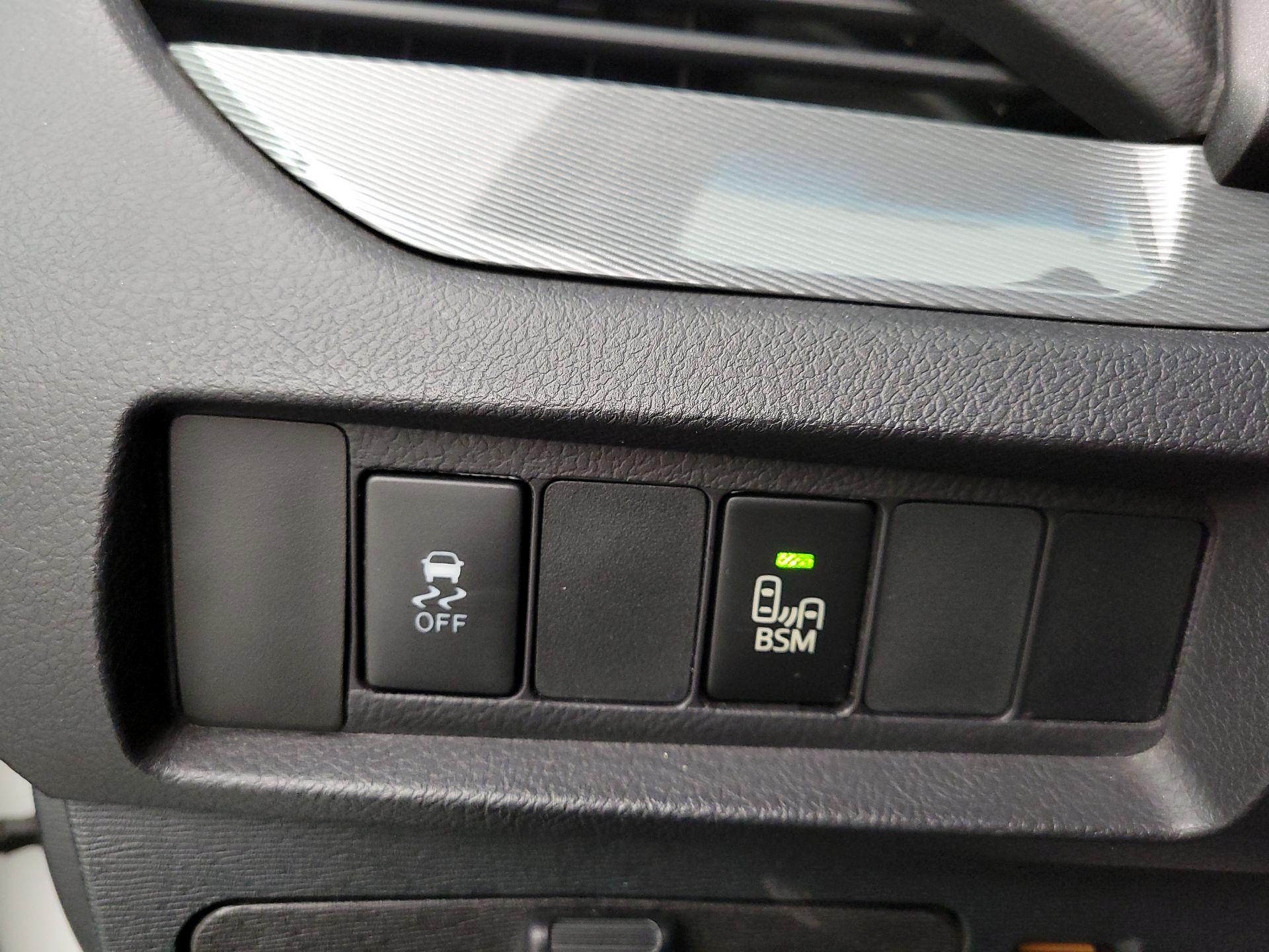 Thumbnail: 2017 Toyota Sienna - 13
