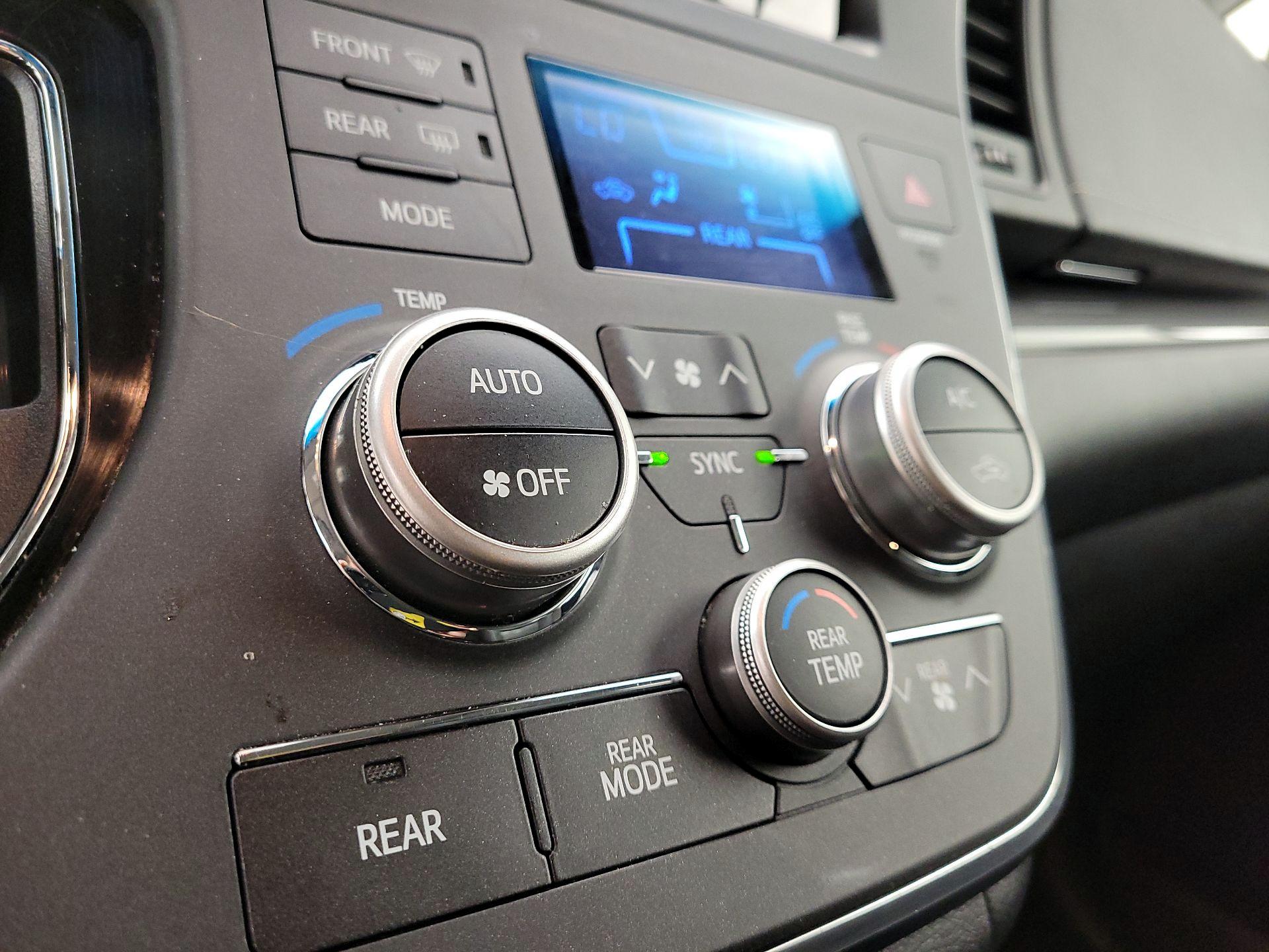 Thumbnail: 2017 Toyota Sienna - 17