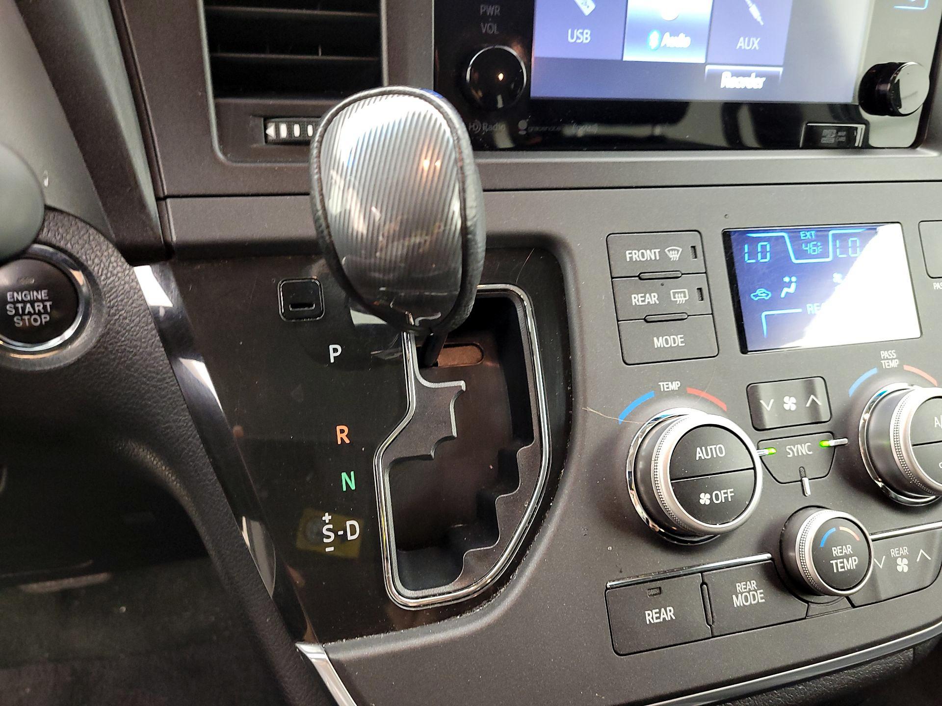 Thumbnail: 2017 Toyota Sienna - 18