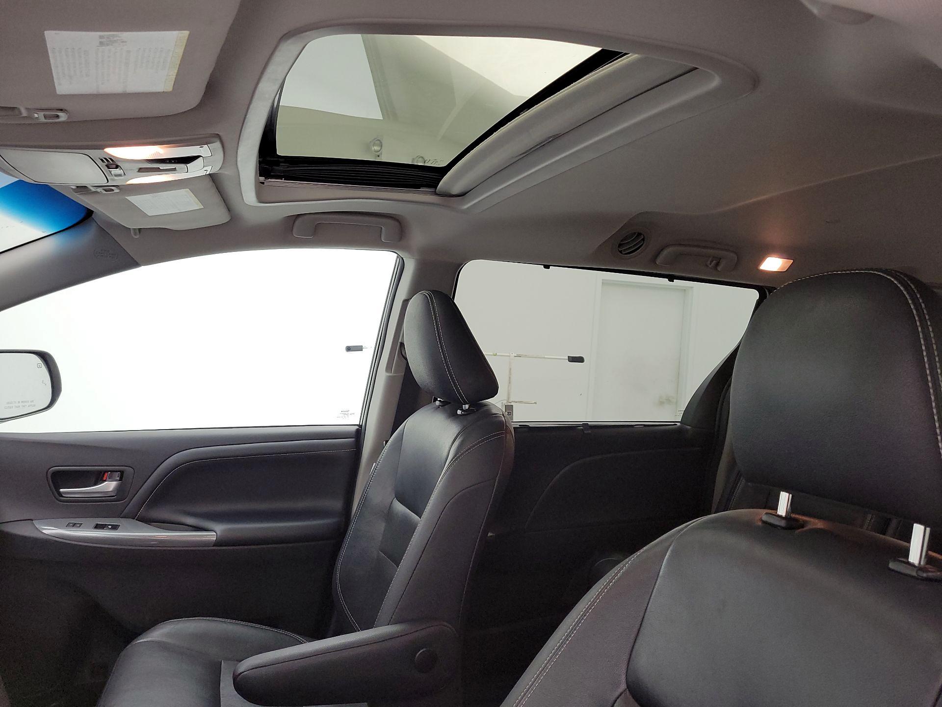 Thumbnail: 2017 Toyota Sienna - 20
