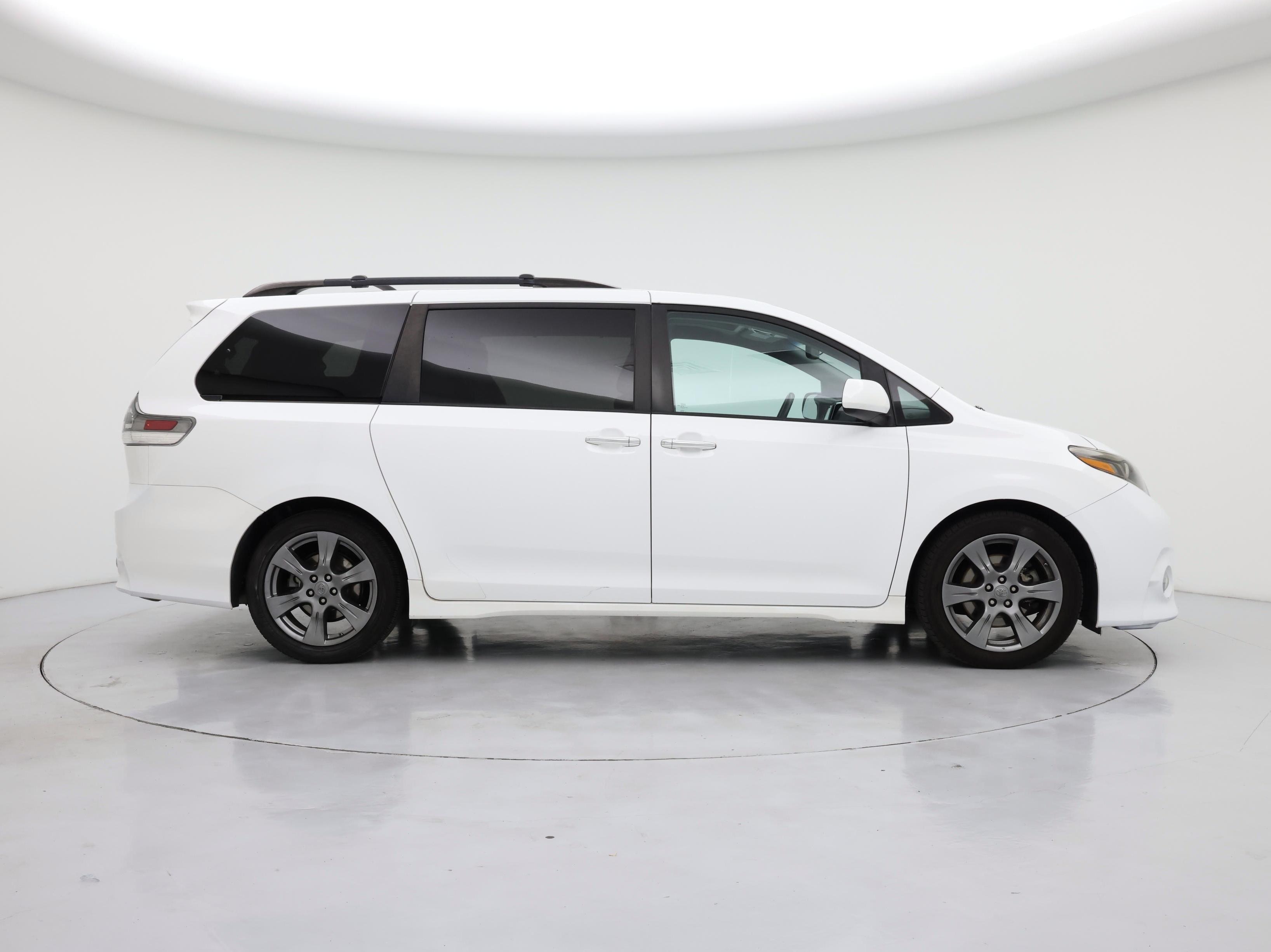 Thumbnail: 2017 Toyota Sienna - 7