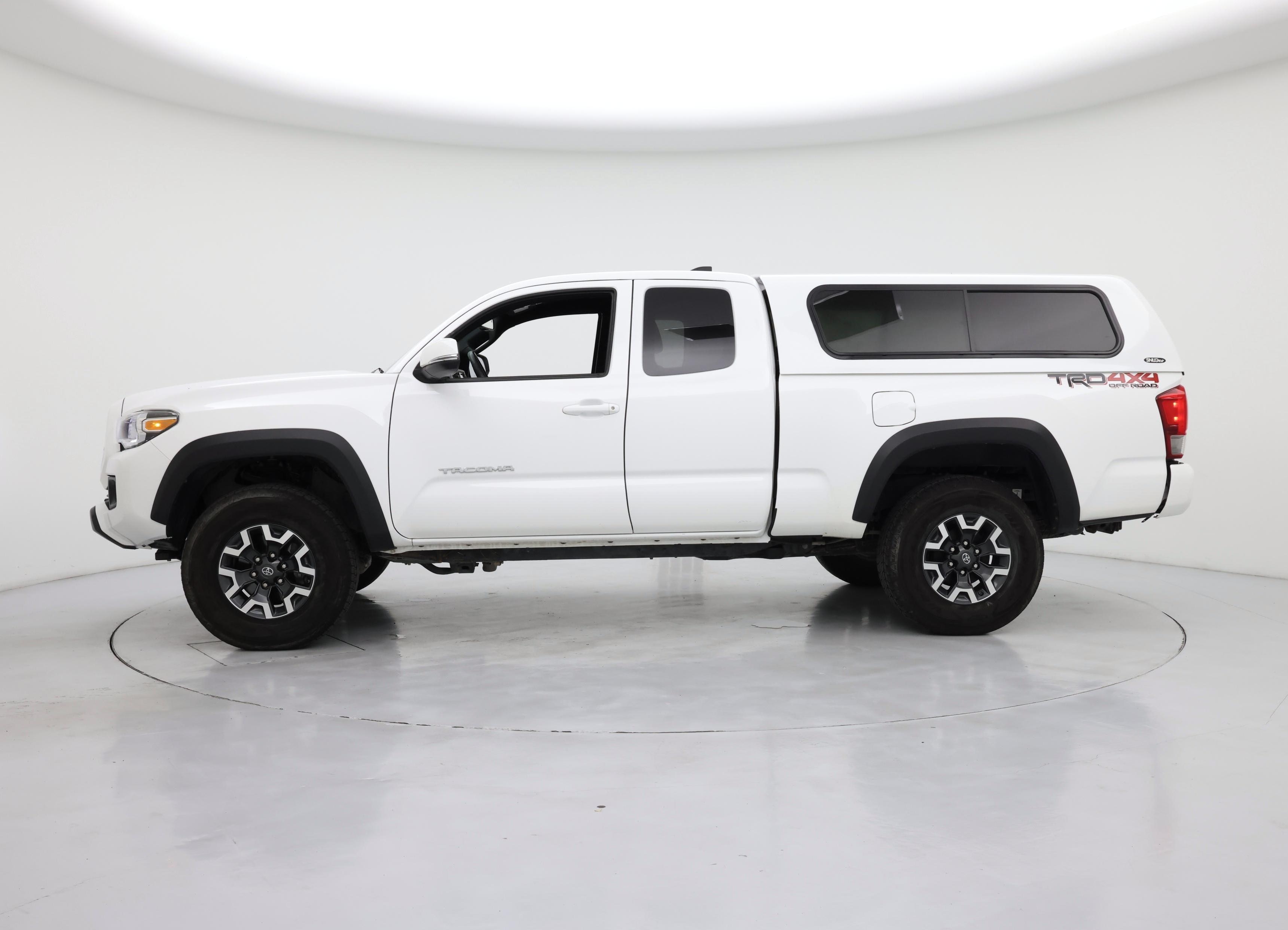 Thumbnail: 2017 Toyota Tacoma - 3
