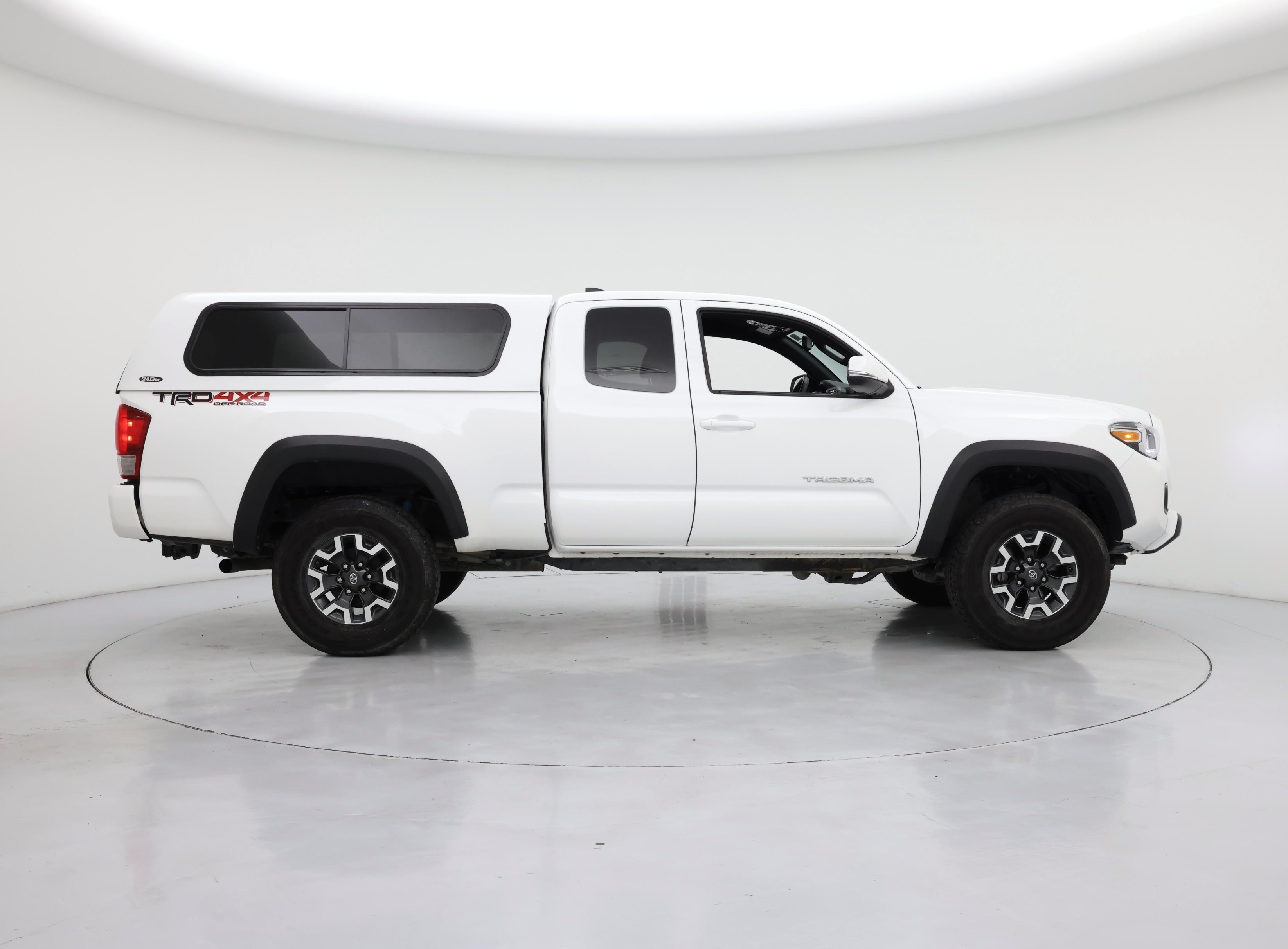 Thumbnail: 2017 Toyota Tacoma - 7