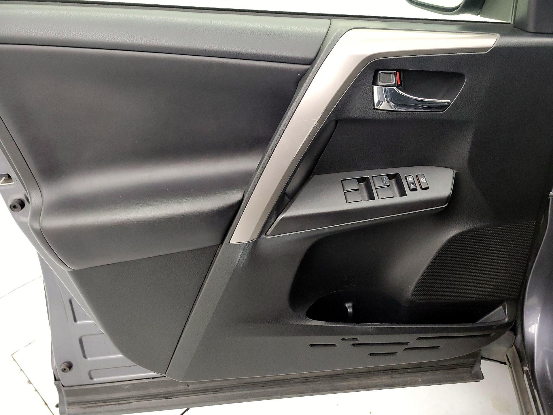 Thumbnail: 2018 Toyota RAV4 - 12