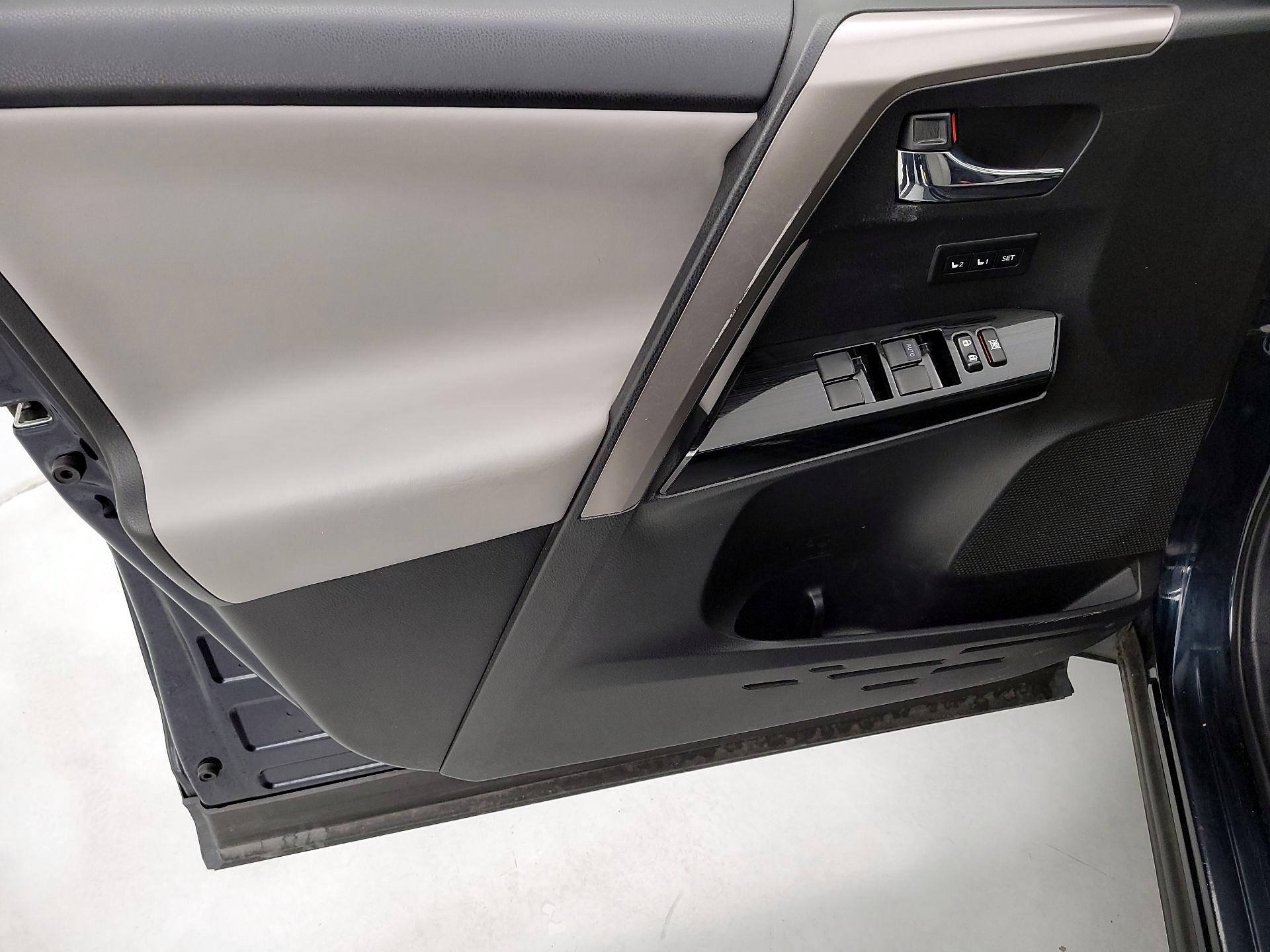 Thumbnail: 2018 Toyota RAV4 - 12