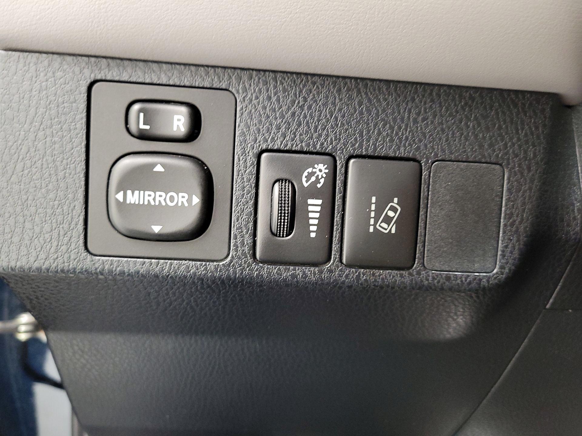 Thumbnail: 2018 Toyota RAV4 - 13