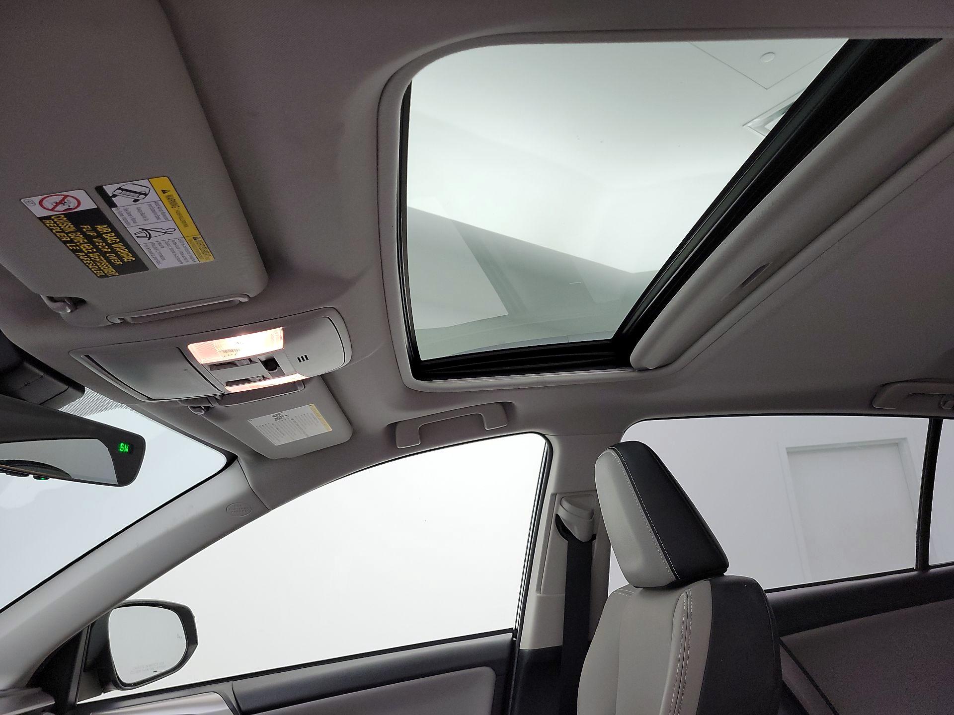 Thumbnail: 2018 Toyota RAV4 - 20