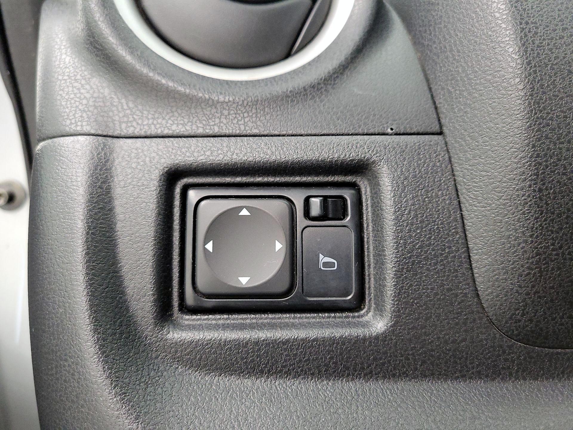 Thumbnail: 2014 Nissan Versa Note - 13