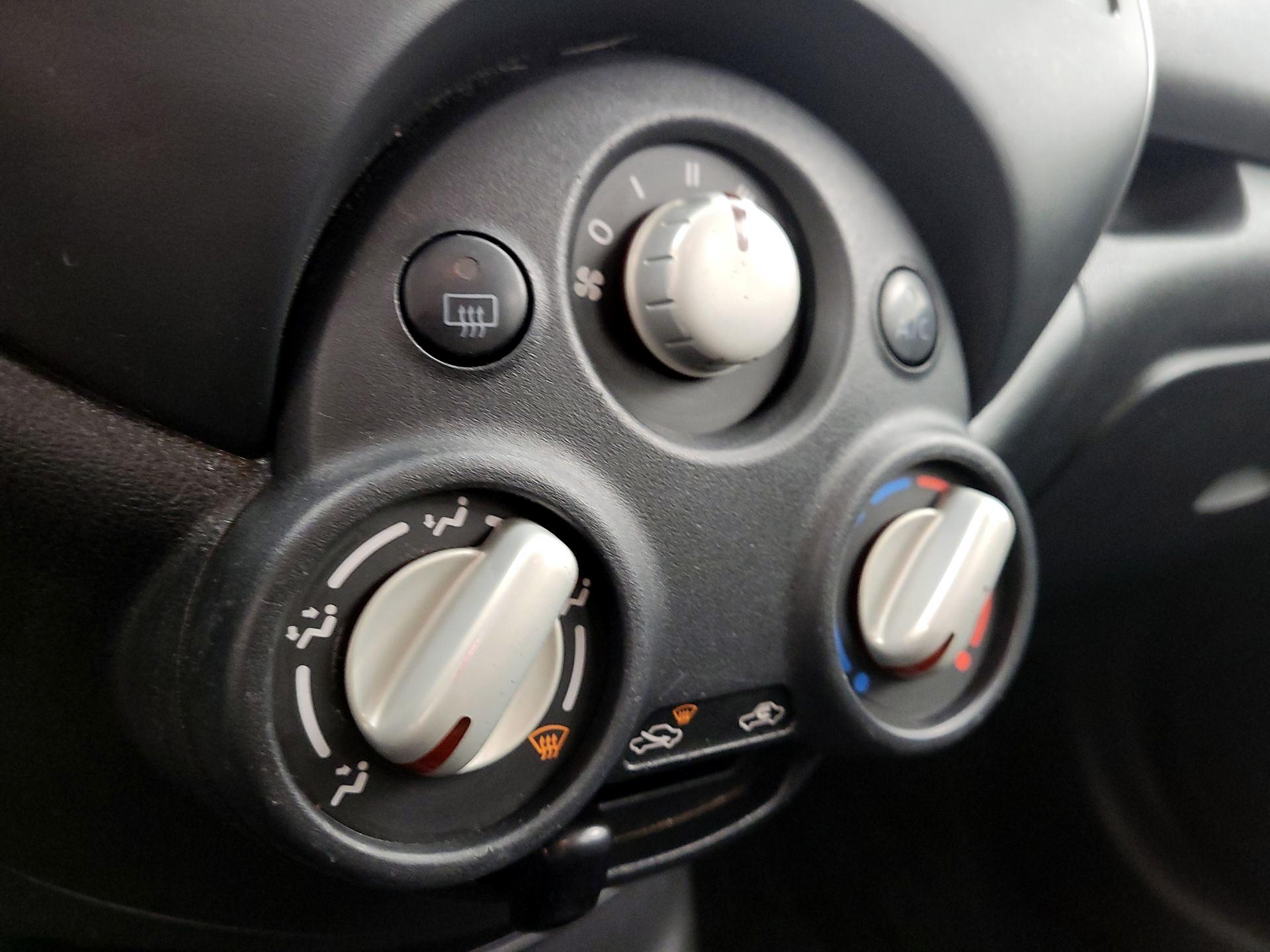 Thumbnail: 2014 Nissan Versa Note - 15