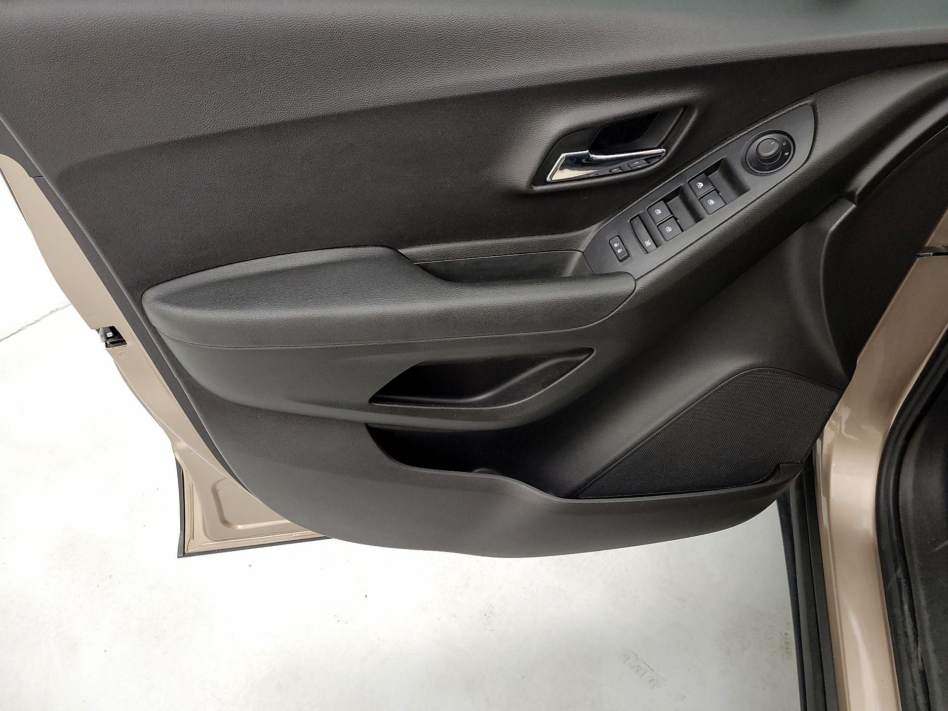 Thumbnail: 2018 Chevrolet Trax - 12