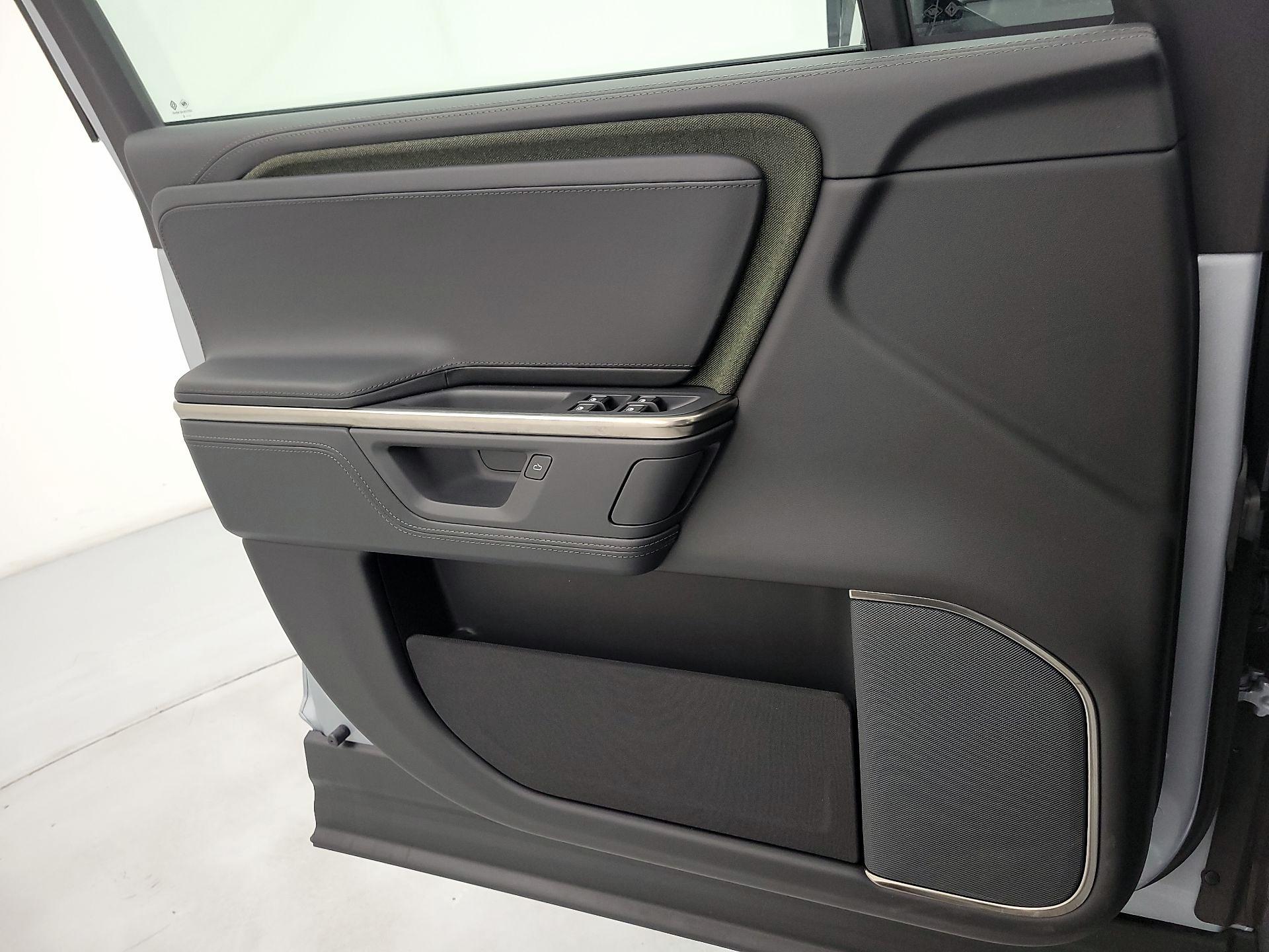 Thumbnail: 2025 Rivian R1S - 12