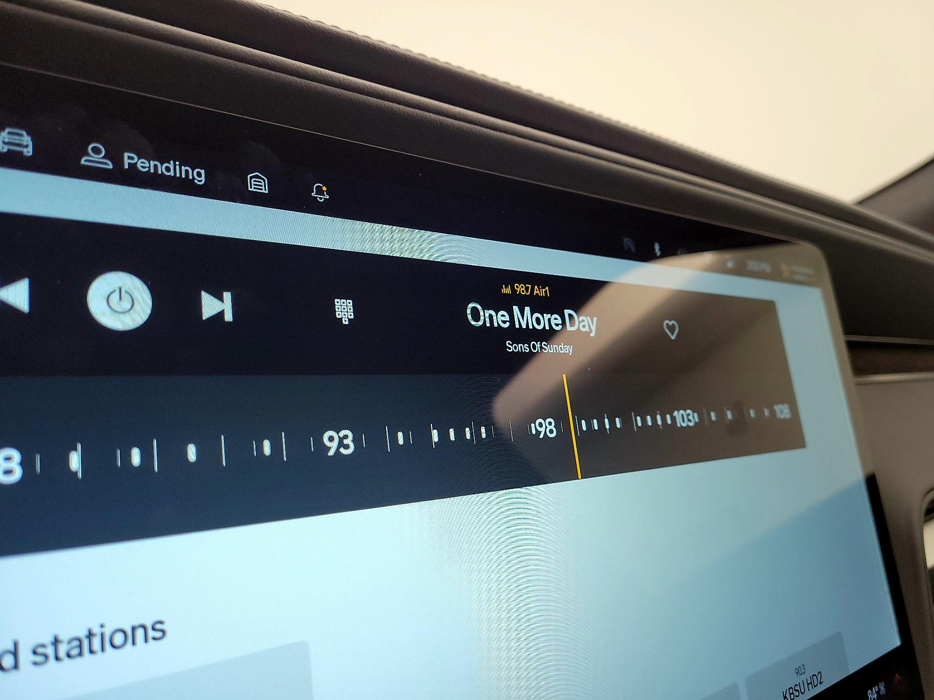 Thumbnail: 2025 Rivian R1S - 14