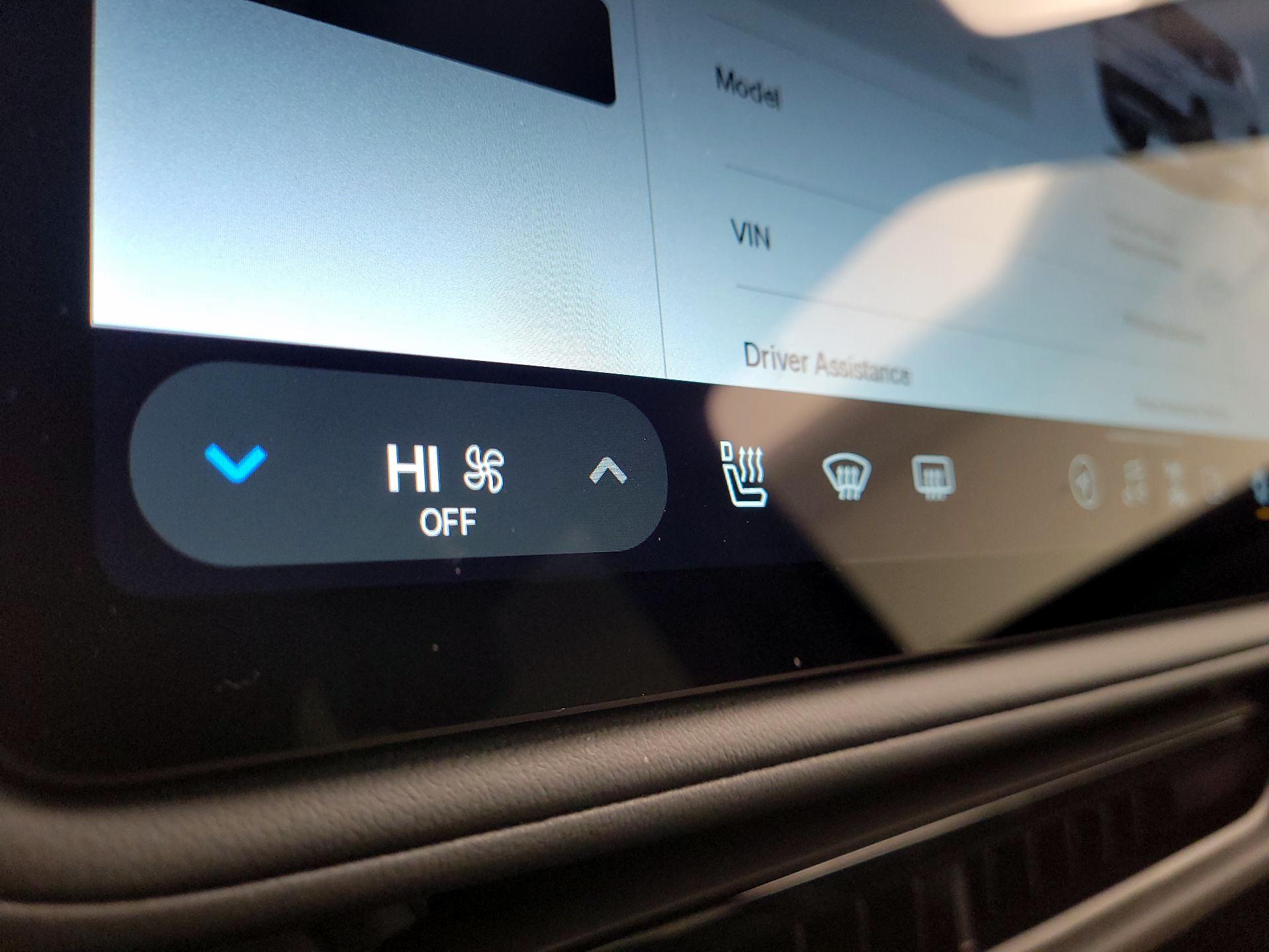 Thumbnail: 2025 Rivian R1S - 15