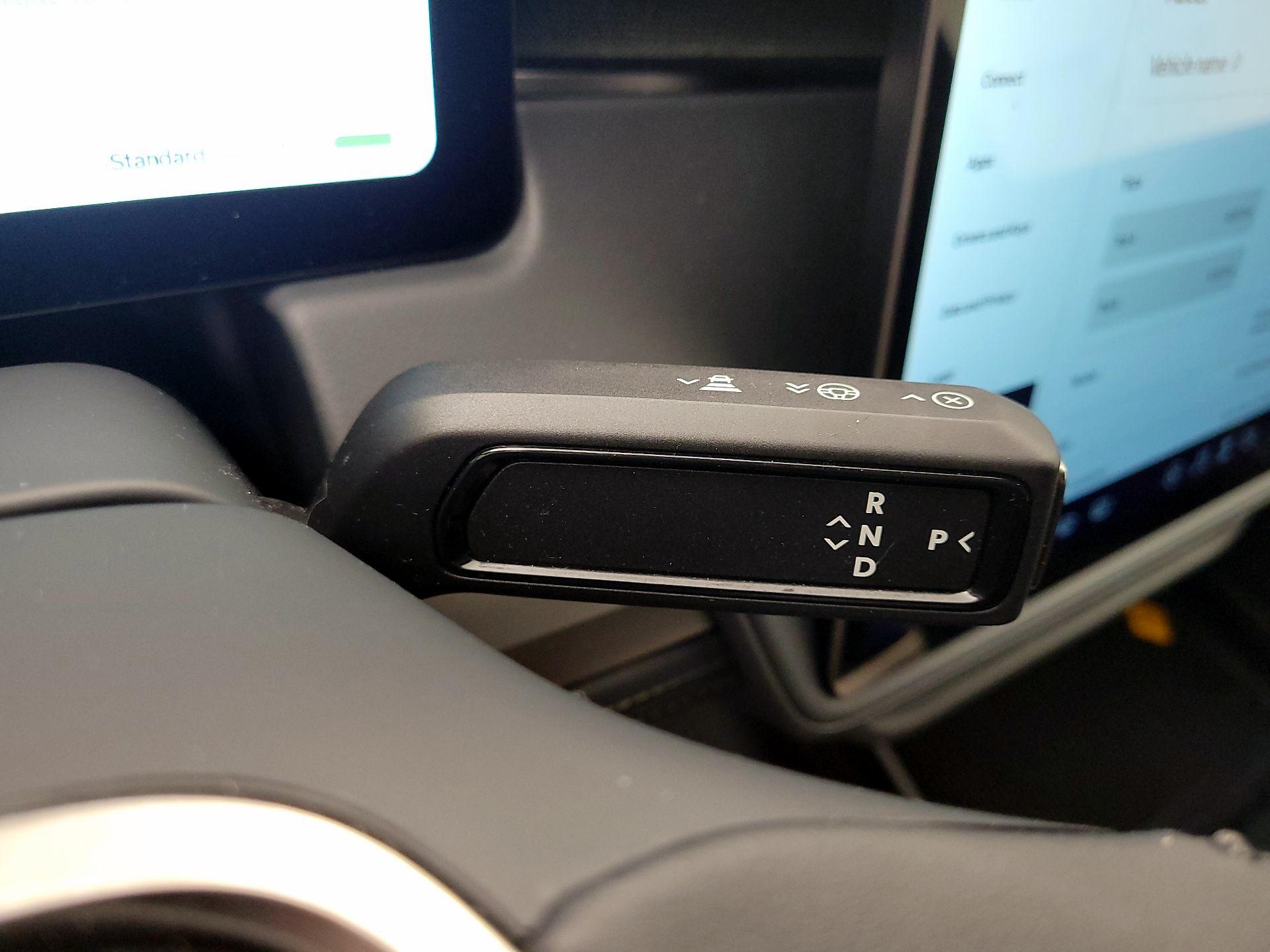 Thumbnail: 2025 Rivian R1S - 16