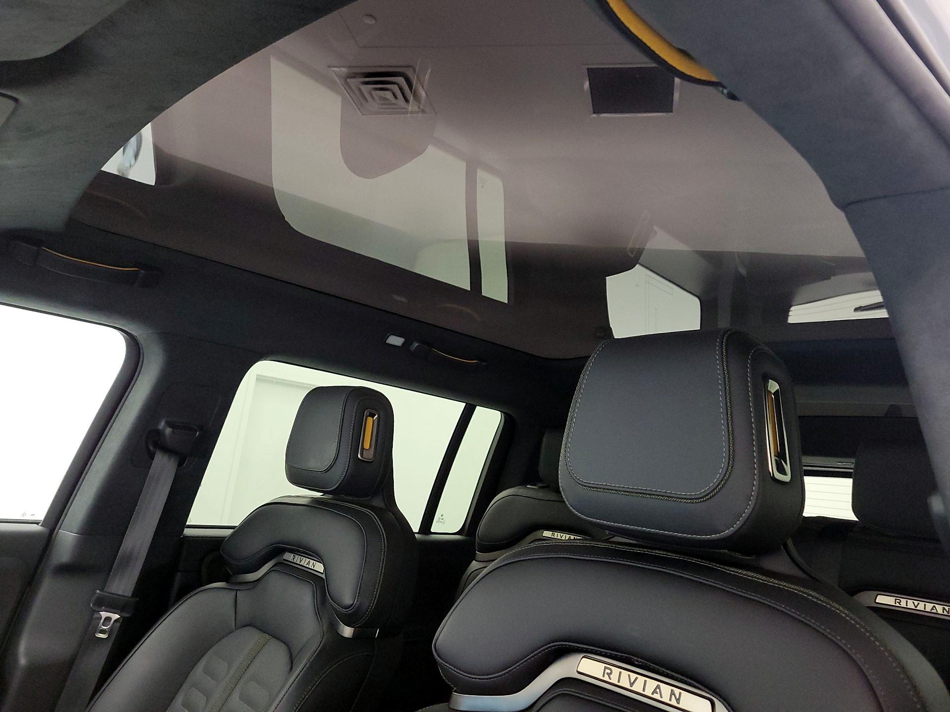 Thumbnail: 2025 Rivian R1S - 18