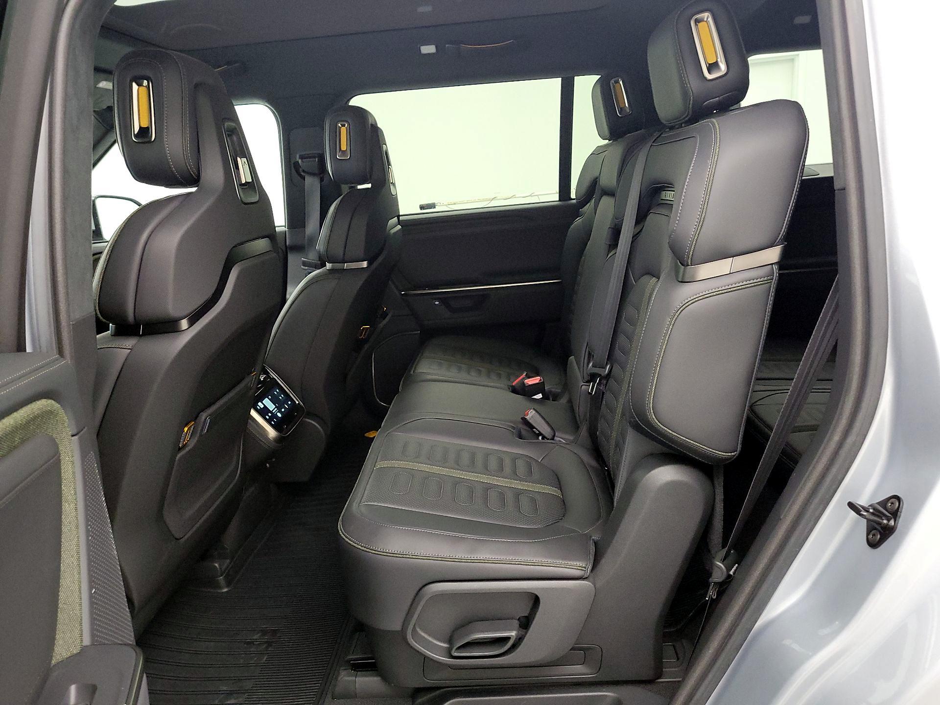 Thumbnail: 2025 Rivian R1S - 19